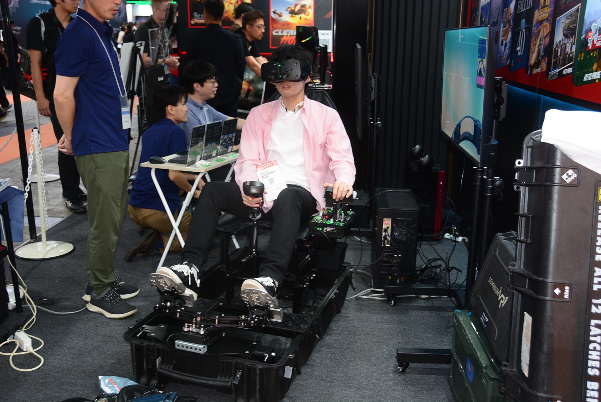 超本格的なフライトシミュレータ。RAZBAN JAPAN/MicroProseブースで体験可能だ