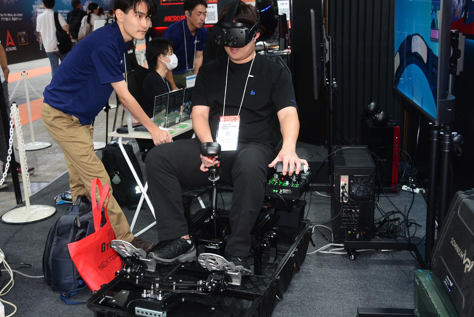 特にVRヘッドセットが非常に高性能なものだという。各機器も訓練用のシミュレーターのノウハウが活かされている