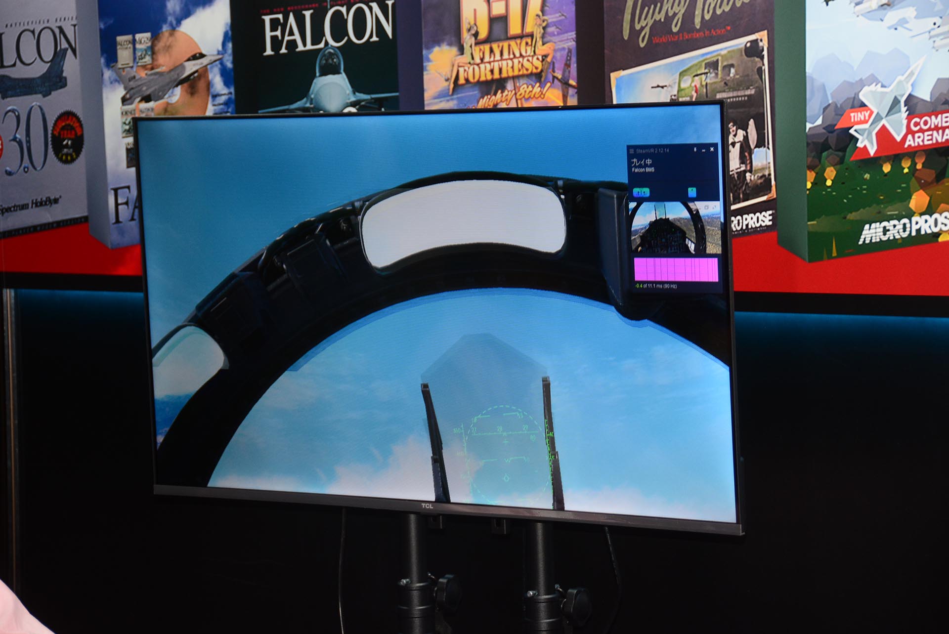 使用ソフトは「Falcon 4.0」をベースに有志が開発元からソースコードを受け継ぎ、アップデートを行った「Falcon BMS」に訓練用のカスタマイズを行ったもの