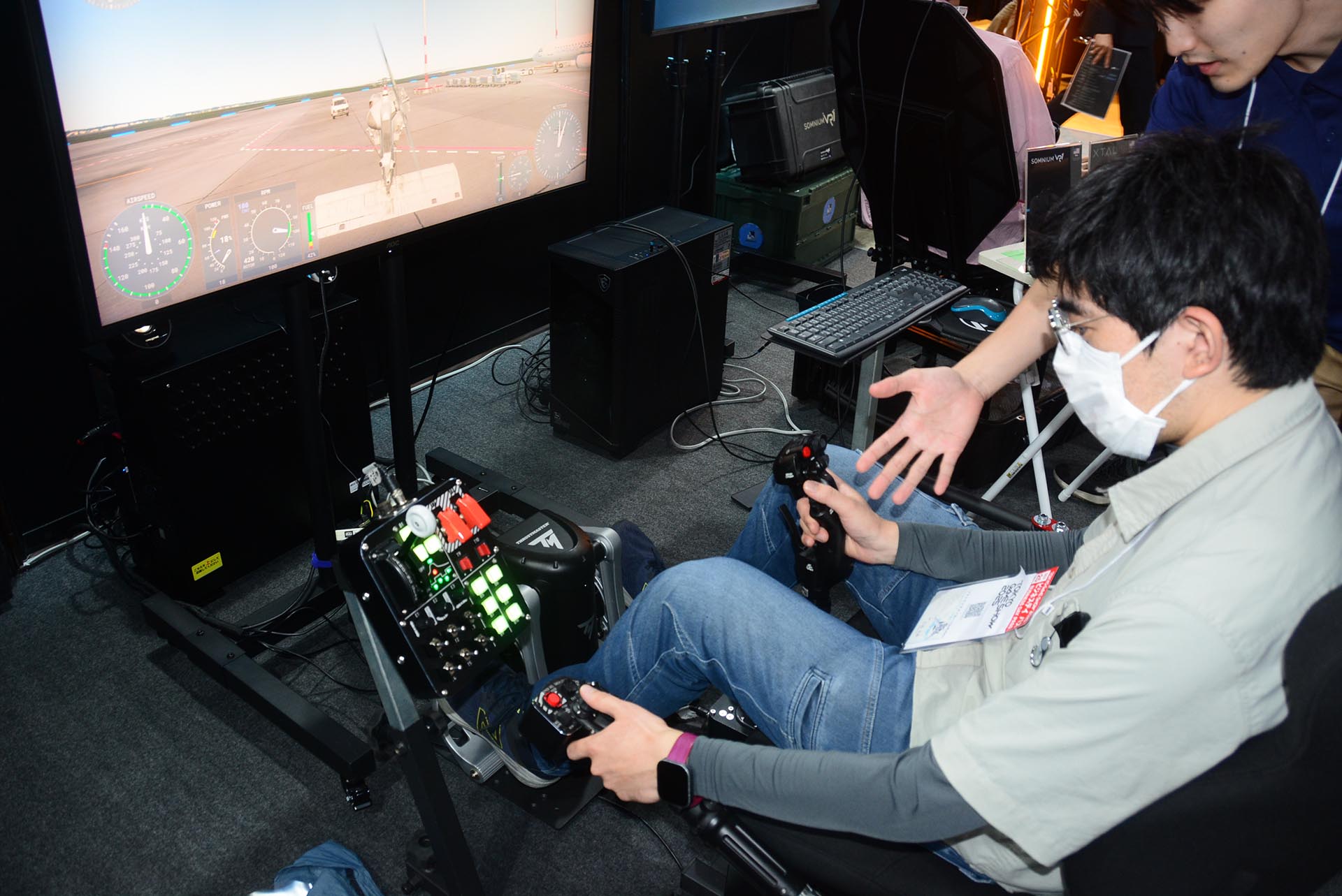 もう一台のシミュレーターでは「MSFS2024」の「Miltech Simulations MH60」でヘリコプターの操縦が可能