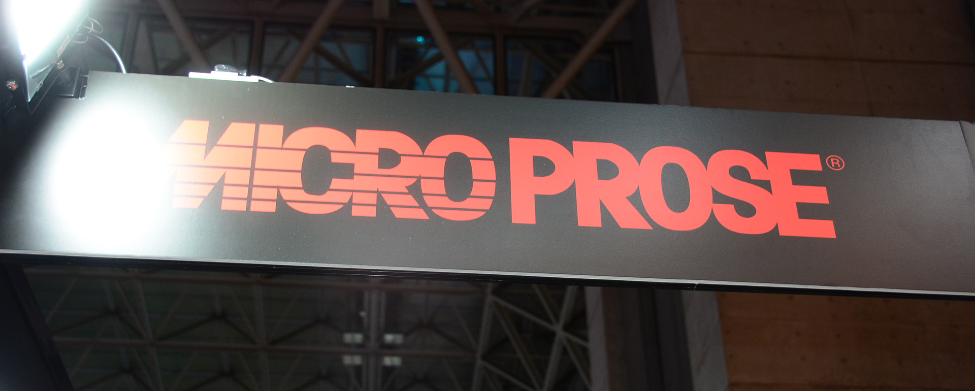 ブースに輝くMicroProseの文字。往年のPCゲームファンにはぐっとくるロゴだ