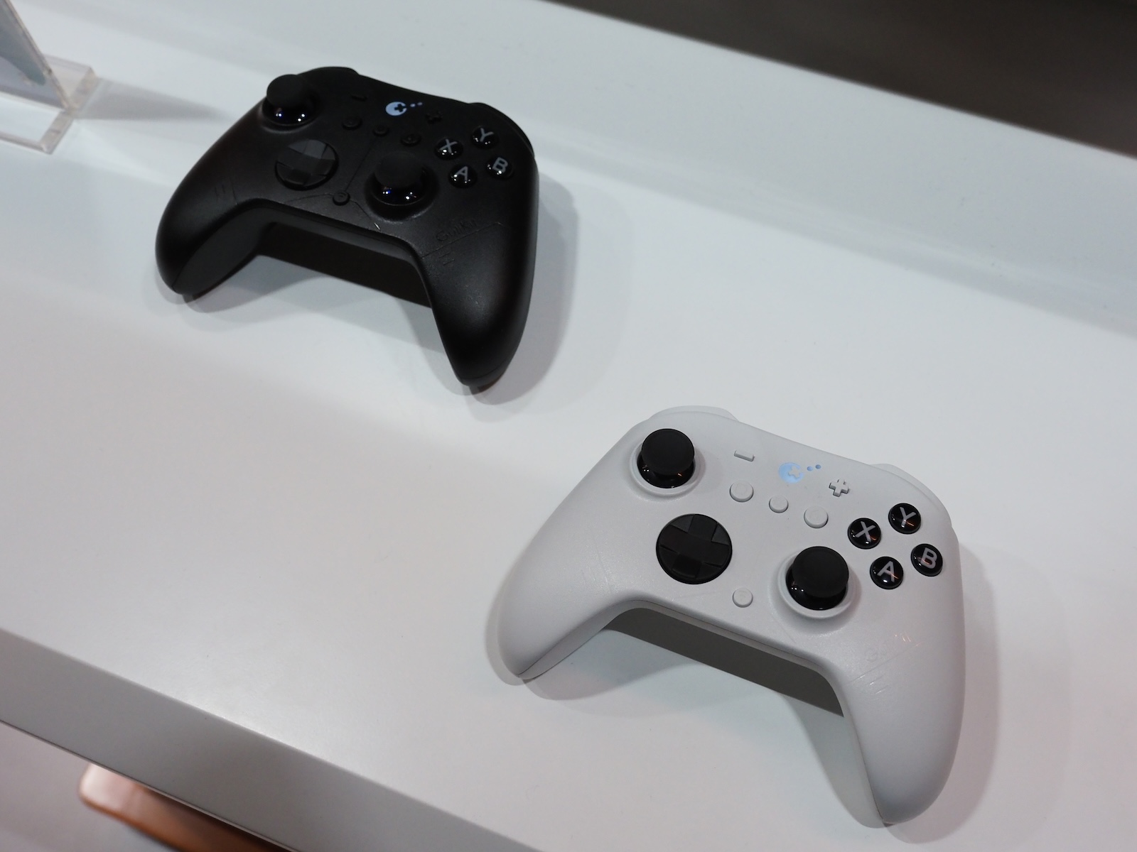 こちらは“世界最高速”を謳うワイヤレスコントローラー「ES Pro」