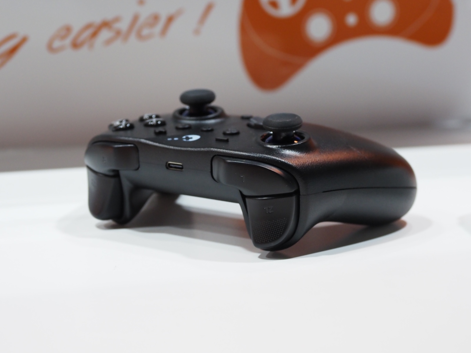 Xbox ワイヤレスコントローラーに近い配置と握り心地だ