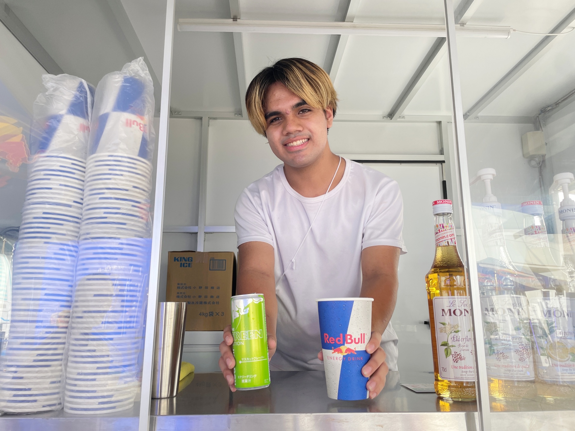 外のワゴンではレッドブルを購入可能。くじ引きでアタリを引くと「マジック：ザ・ギャザリング」の「ファイナルファンタジー」コラボパックがもらえる