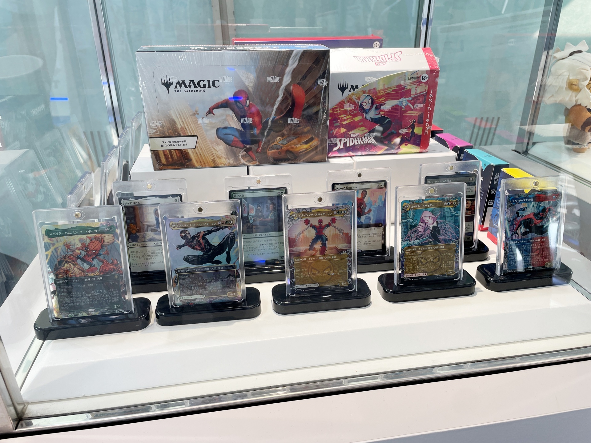 「マジック・ザ・ギャザリング」のマーベルコラボや、「ストリートファイター6」とスシローコラボのアイテムが展示されている