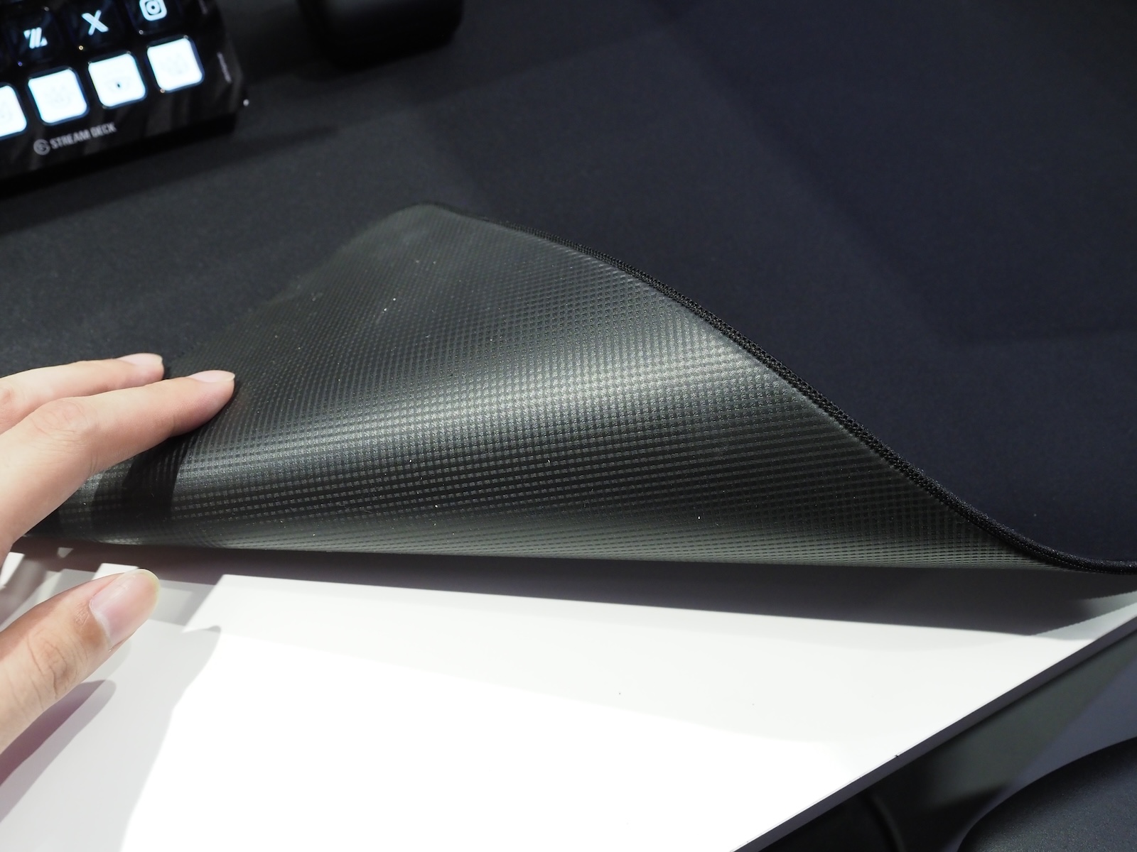 底面にはイノアックコーポレーションの「スリムフレックス」を採用