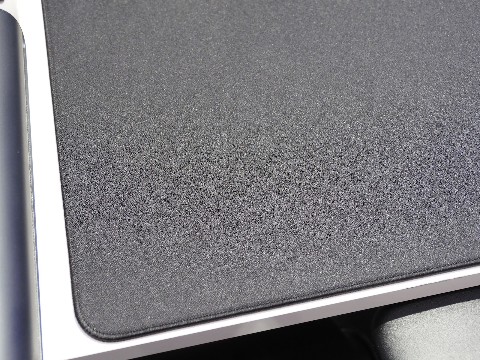 表面はサラサラとしていて、マウスがとてもスムーズに動く