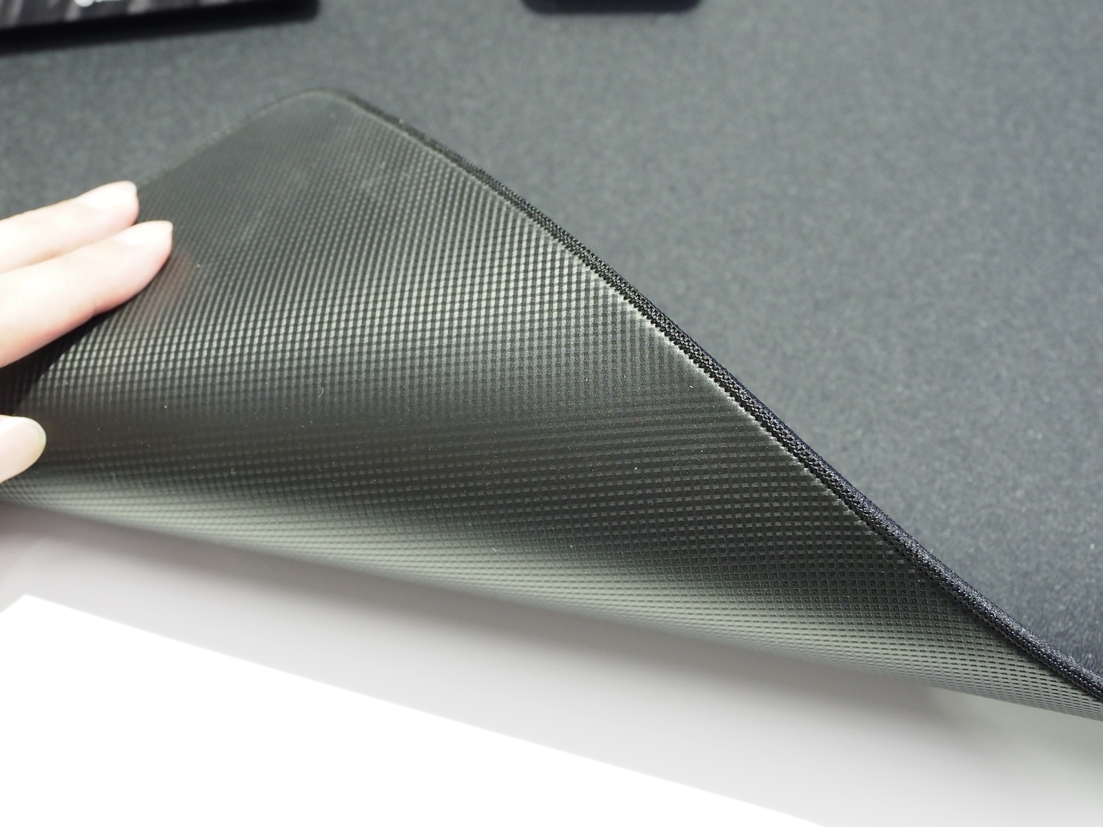 こちらも底面には「スリムフレックス」を採用