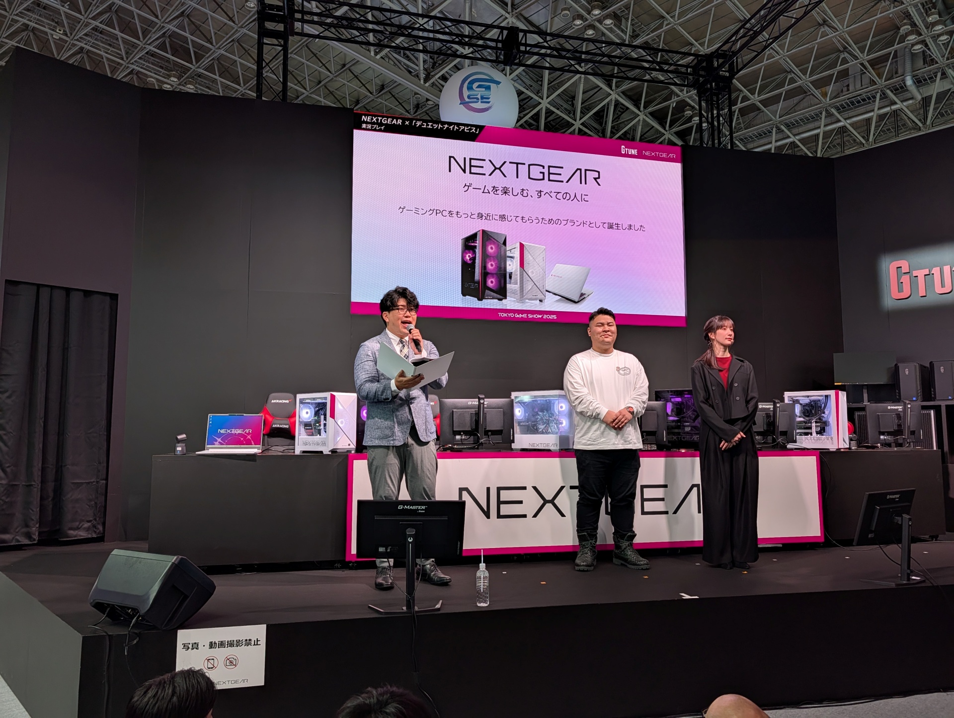 マウスコンピューターブース。左から海老江邦敬氏、まざー3さん、小清水亜美さん