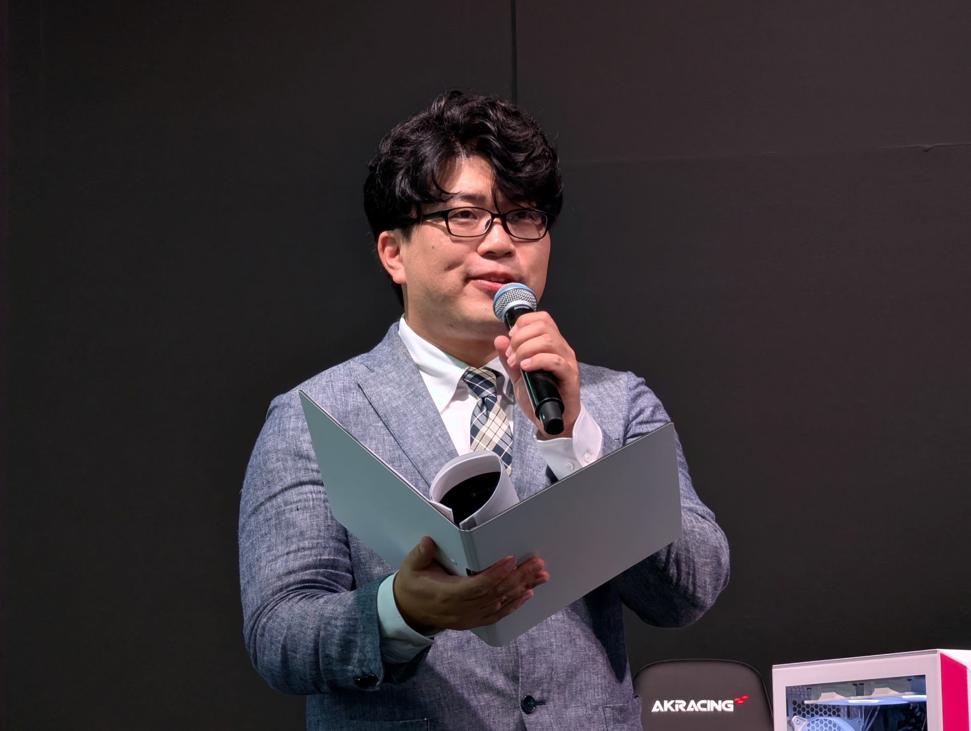 MCはゲームキャスターの海老江邦敬氏が務める