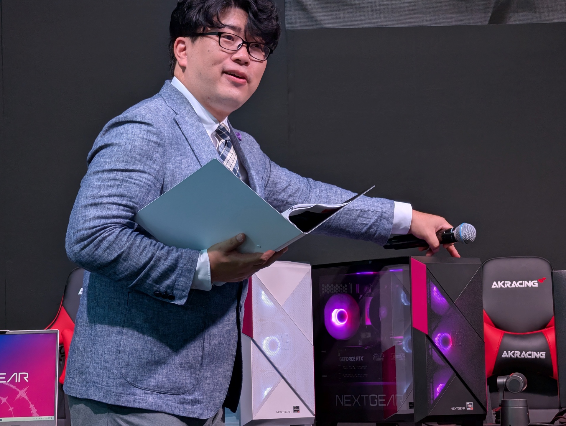 ボタンを押すたびにファン内蔵LEDの色合いが変化するギミックで楽しくなる海老江氏