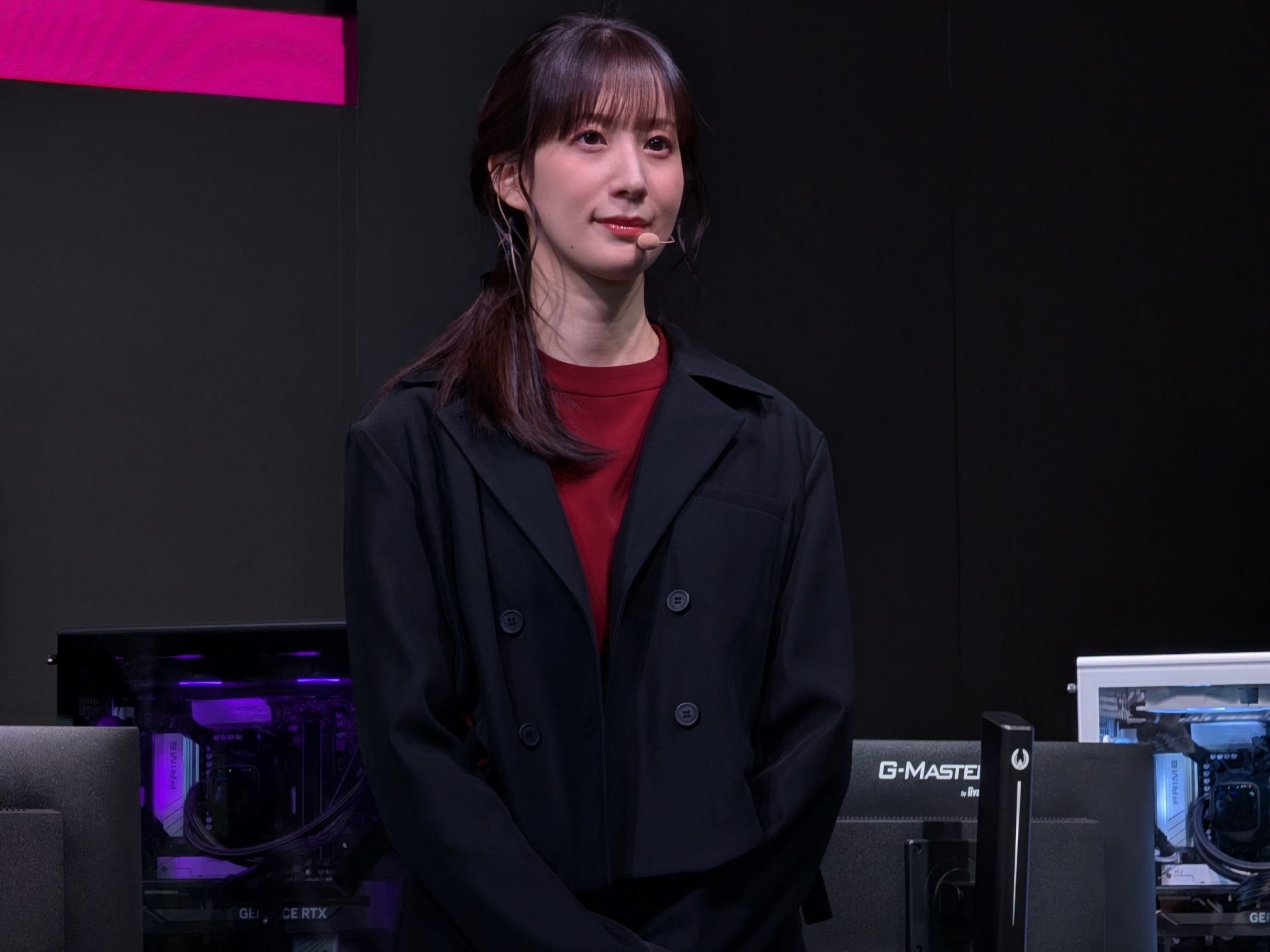 そういったゲーミングPCのギミックに感心する声優の小清水亜美さん。自身が演じるヘルファイアについて聞かれると、あまり笑顔にならないキャラクターで、難しい事ばかり話すキャラクターだという。「アフレコでは難しい単語の読みを間違えないように事前にチェックするなど苦労した」というエピソードを話した