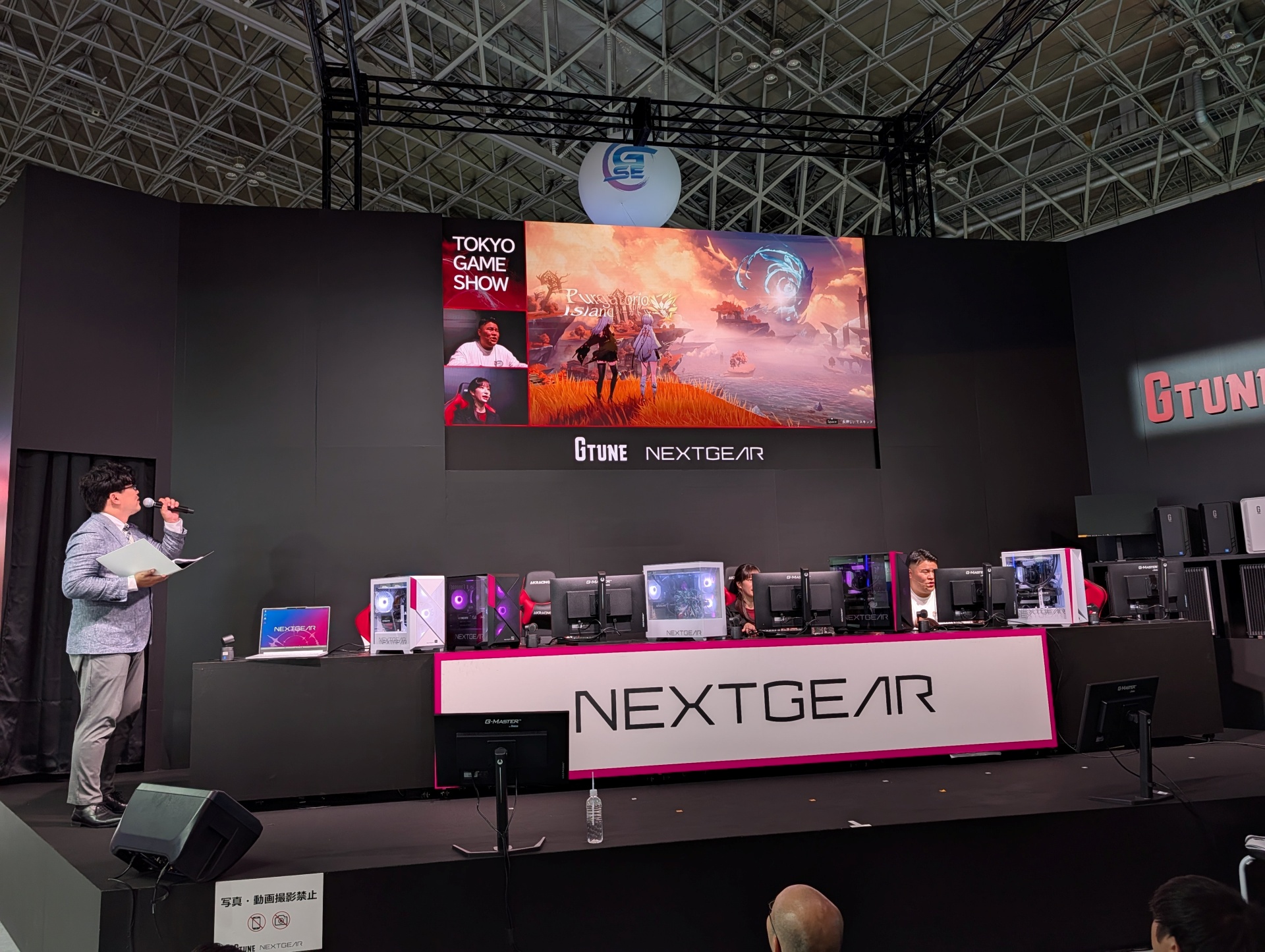 「デュエットナイトアビス」ゲームプレイは「NEXTGEAR」のゲーミングデスクトップPCを使って1環境を2人交互にプレイする形で行なわれた