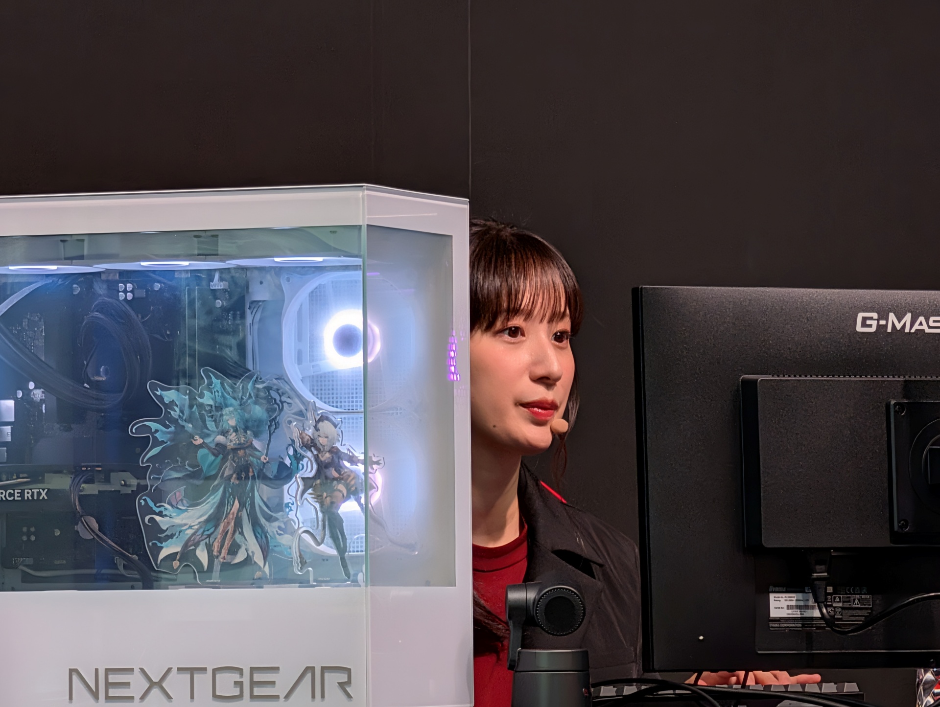 真剣な眼差しで画面を見つめる小清水さん