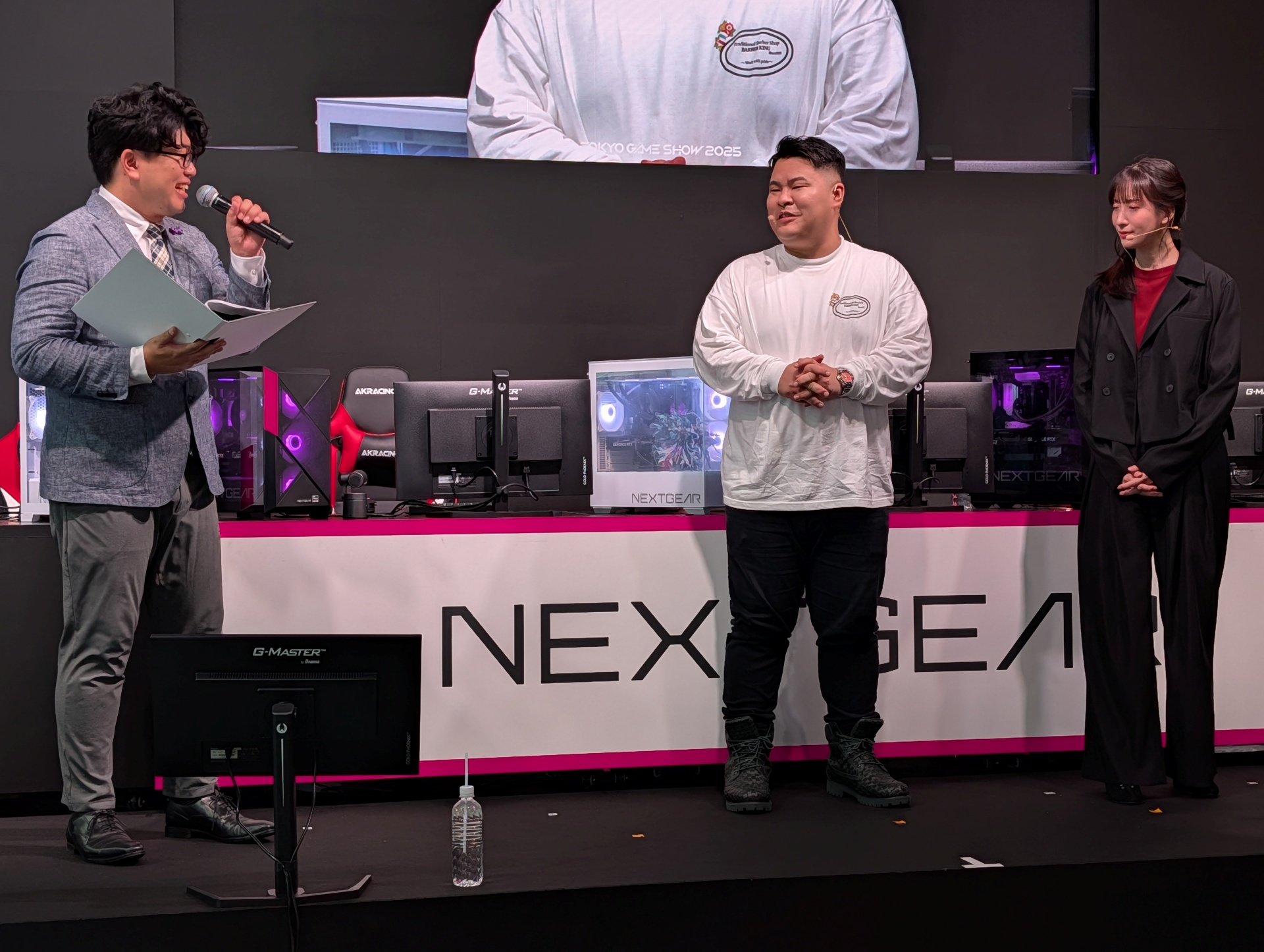 ゲームを終えて再びステージ前面に戻ってきた2人とMCの海老江氏も交えて「デュエットナイトアビス」の感想や「NEXTGEAR」のトークで盛り上がる