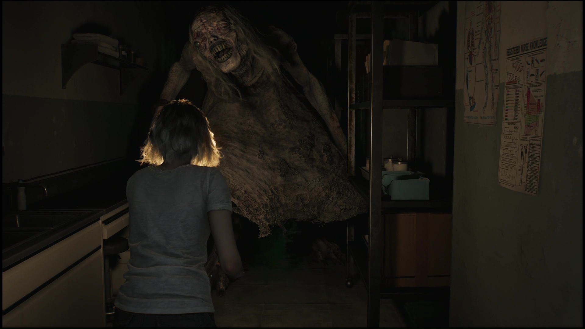 三人称視点での画面。怖さは軽減されるが、グレースの怖がるリアクションにつられて逆に怖くなることがあるという