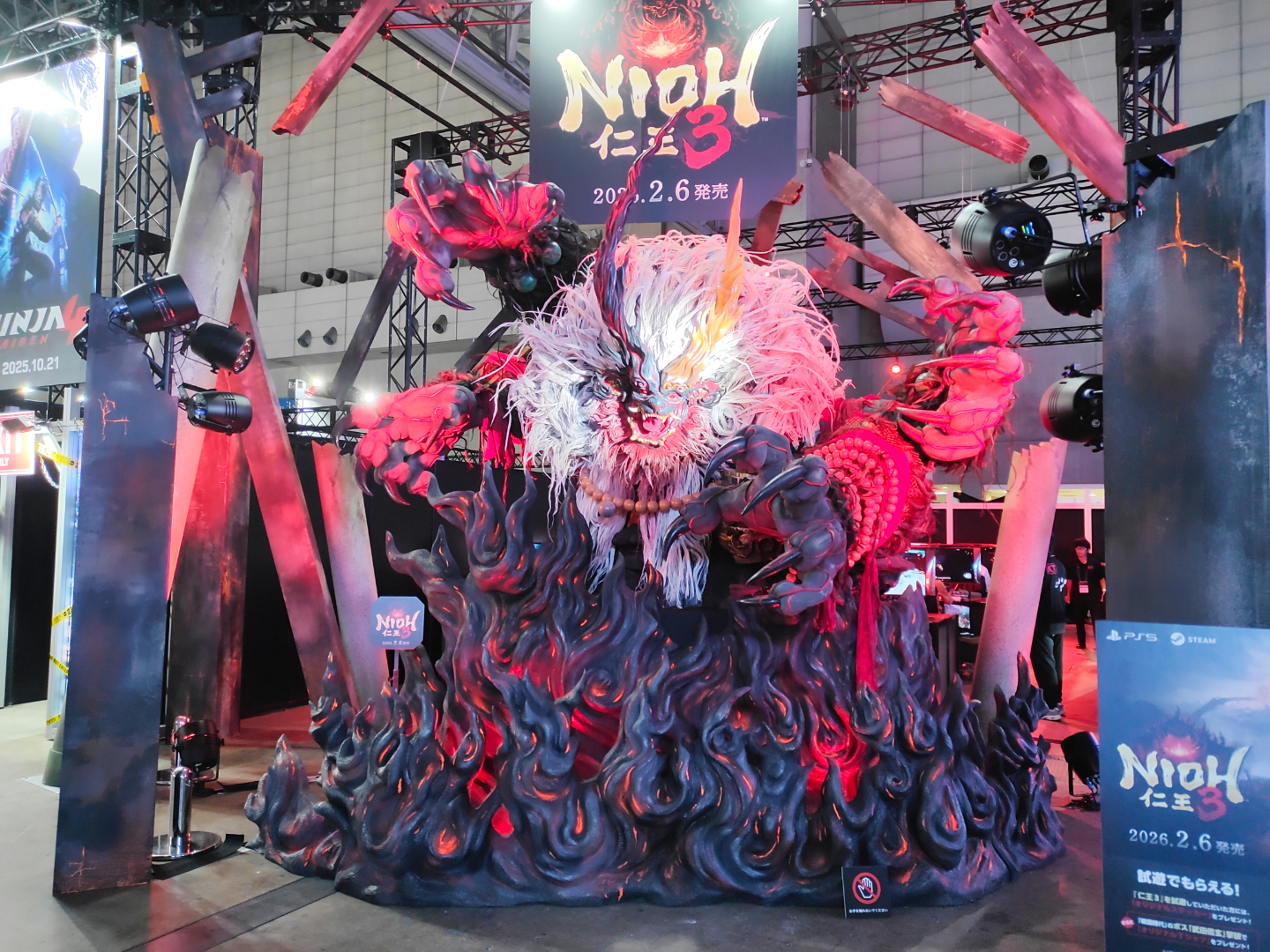 コーエーテクモゲームスの「仁王3」試遊ブース。試遊版でも戦える、妖怪化した武田信玄の巨大立像も展示されていた