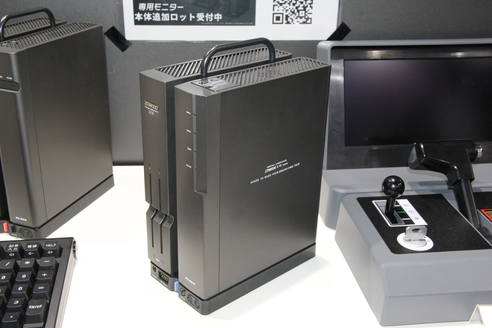 テーブルからの光が筐体に反射している部分の色合いなどが、チタンブラックの雰囲気に近いことがわかる