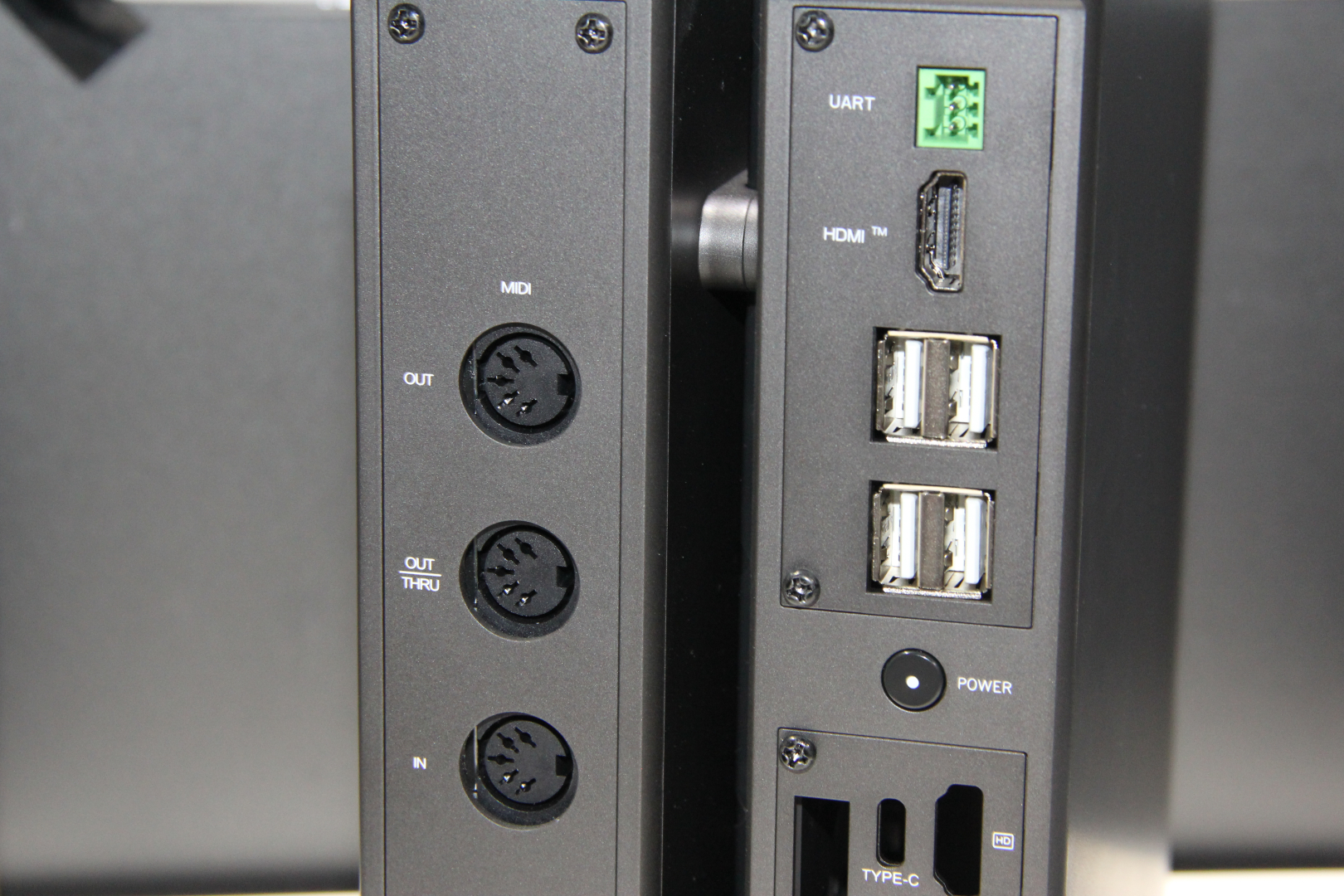 背面のMIDIポートとUART、HDMI、USBポート部分。右下のPOWERは、ITXボードの電源スイッチとなる