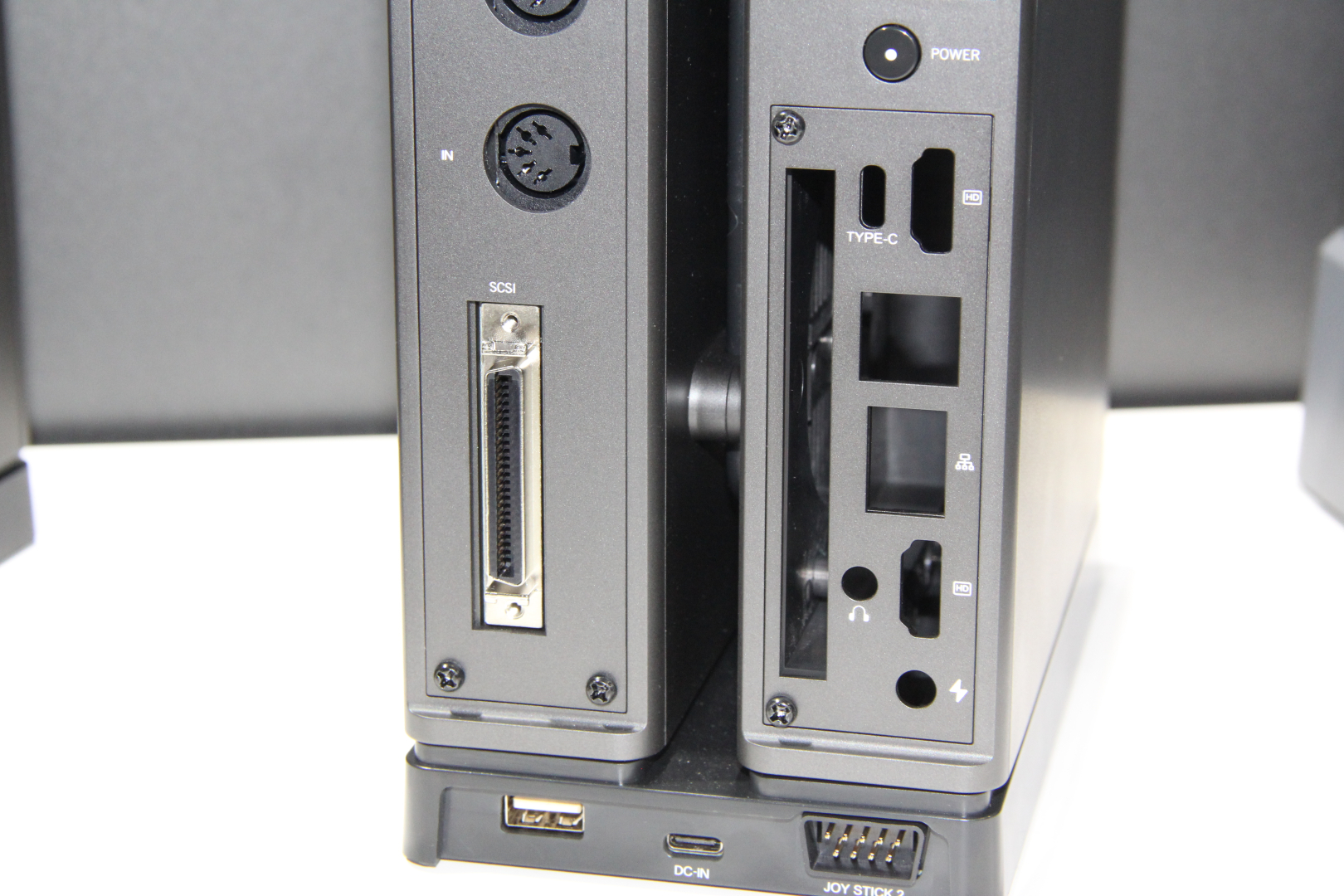 今回撮影したモデルには、ITXボードは入っていなかった。これはTGS2025用の展示品だからであって、米内氏から「みなさんこだわっているところなのは分かっているので、もちろんちゃんとやります」との説明があった