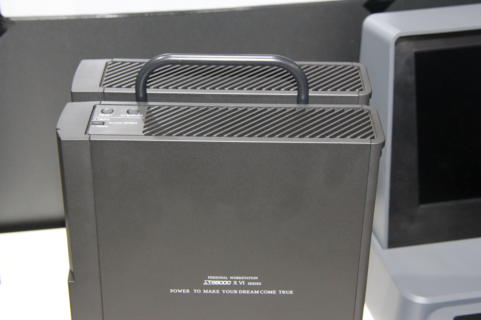 正面と側面の「X VI」表記に関しては、TGSに持ち込んだバージョンだけの仕様で、調整後のモデルでは修正されているとのこと。これを聞いて、ホッとした人も多いことだろう