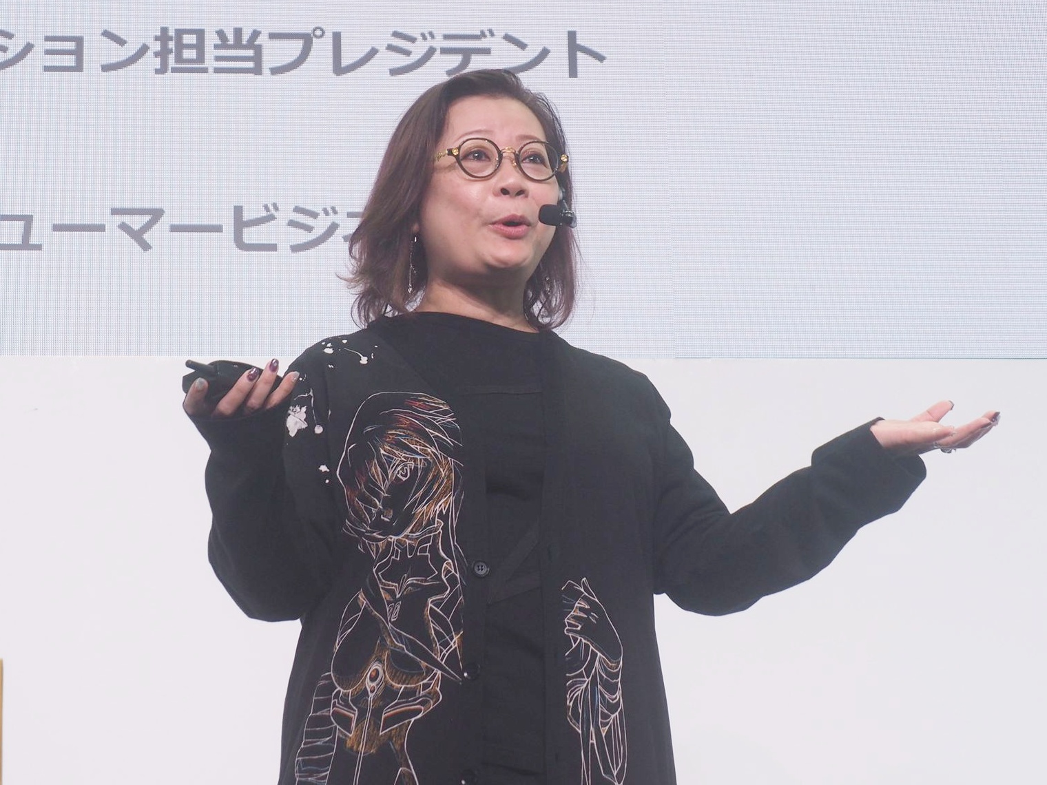 新製品発表会では、まず、HP シニアバイスプレジデント兼ゲーミングソリューション担当プレジデントのジョセフィン・タンさんが登壇した