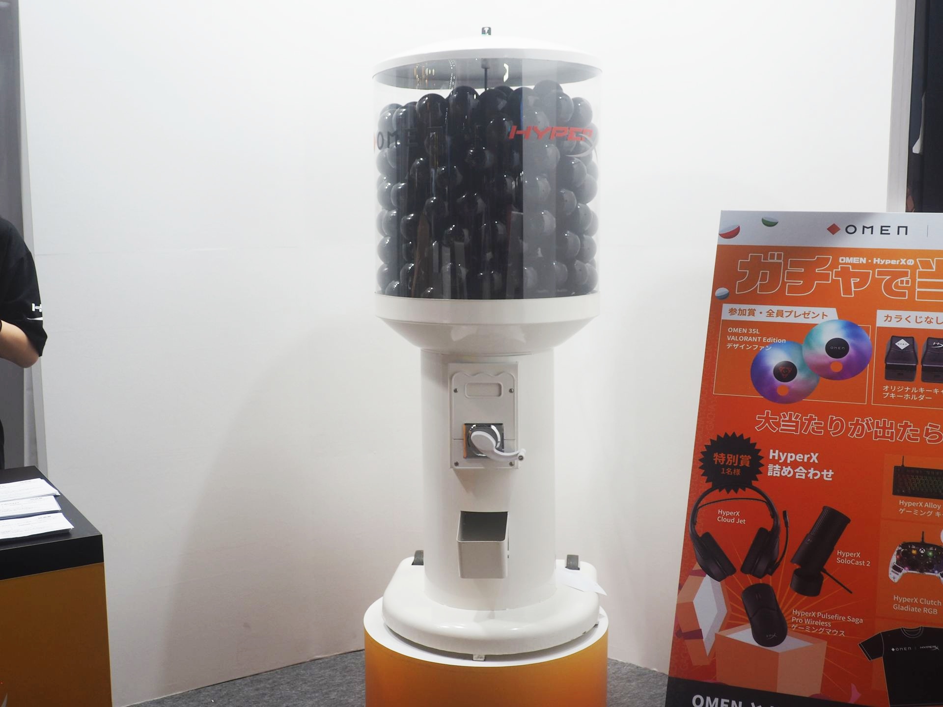 ブースにはガチャマシンが置かれていた