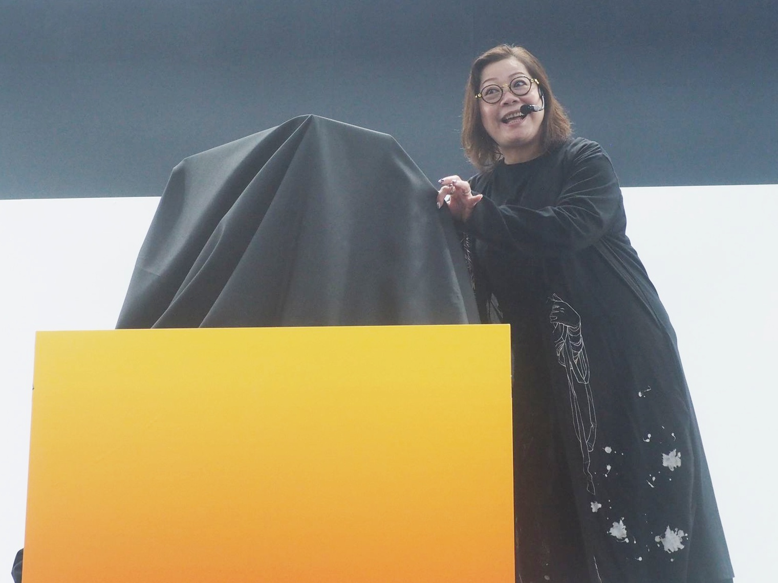 タンさんが、壇上のPCにかけられていた布をめくった