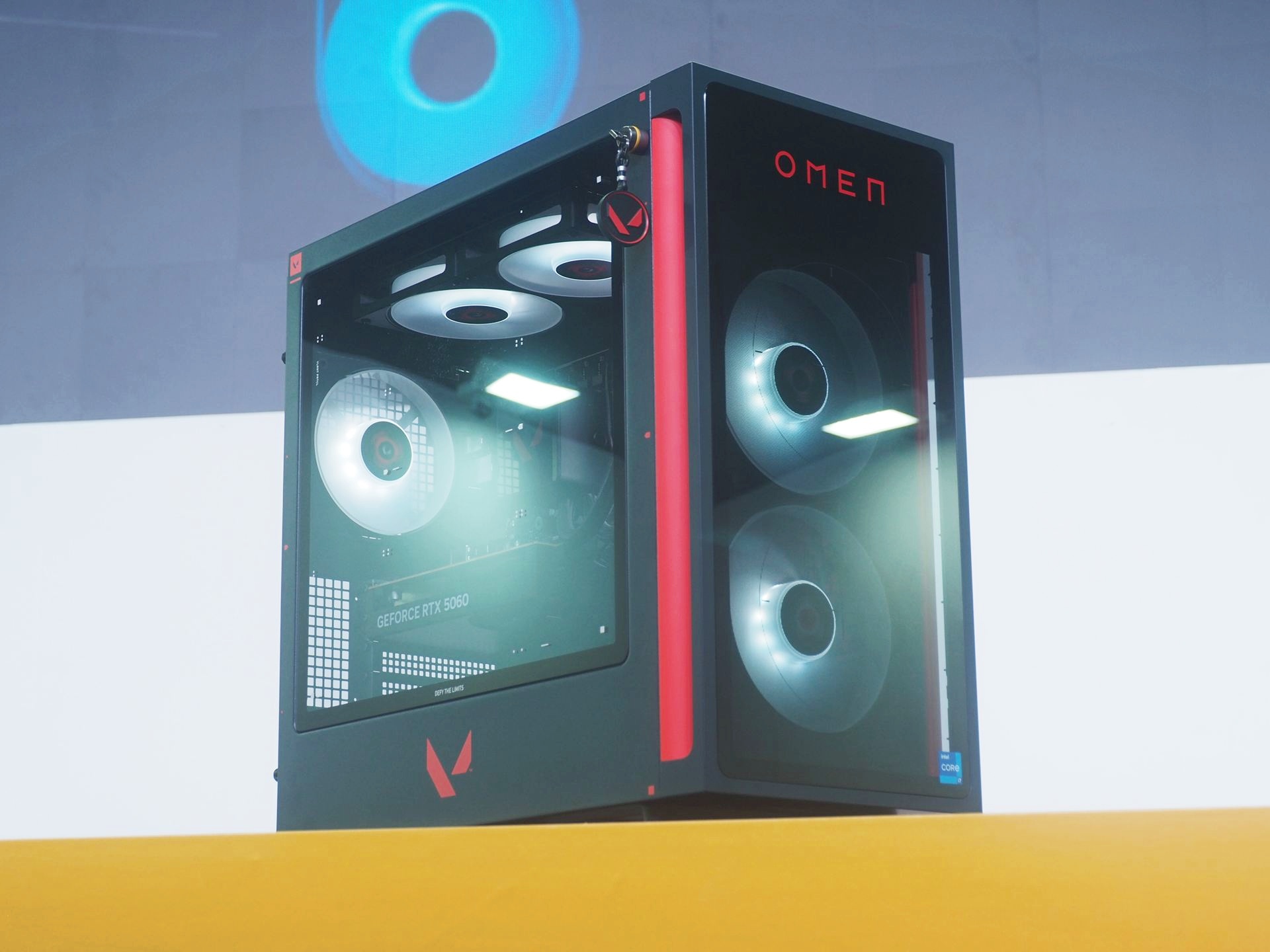 ステージ上に展示されたOMEN 35L VALORANT Limited Edition