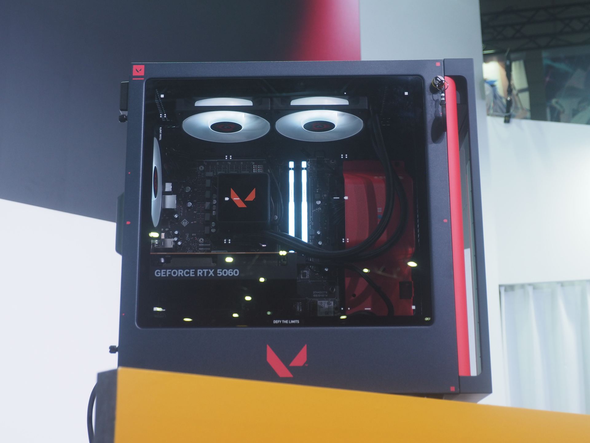 OMEN 35L VALORANT Limited Editionの左側面。水冷ヘッドの有機ELにもVALORANTのロゴが表示されている