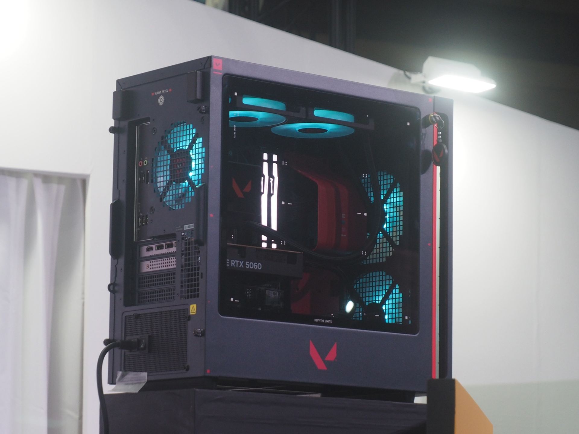 ファンのハブ（中央）部分にスパイクが描かれている