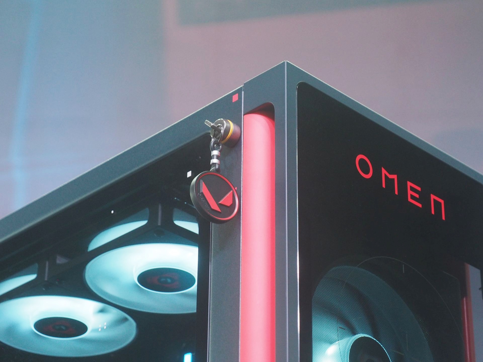 側面に取り付けられているのはマグネット式で着脱可能なガンバディである