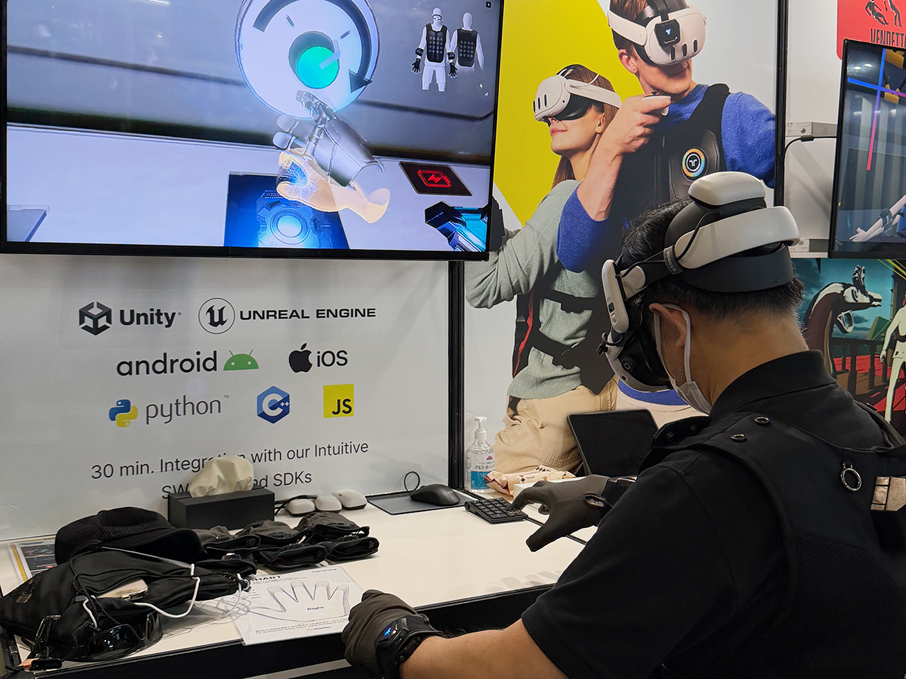 装着者の視界が正面モニターに映し出されている。中央にある光るスフィアを持ち上げて移動させるミッション中