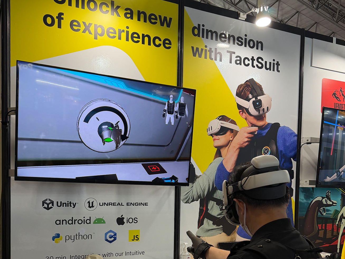 セットしたエネルギースフィアをチャージしていく。ダイヤルを掴む感じやクリック感も伝わってくる