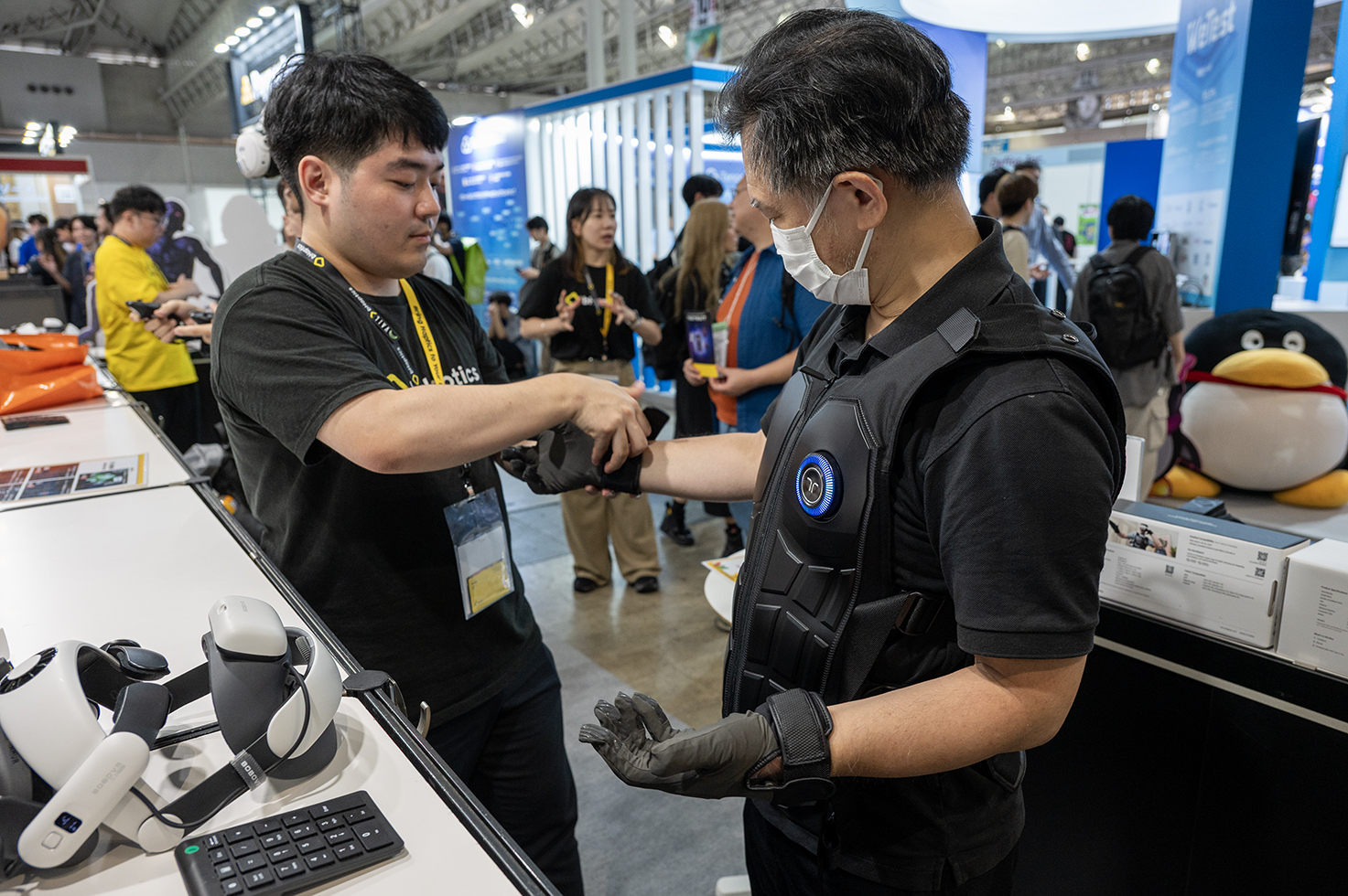 ベストを着た後、グローブを装着してもらう