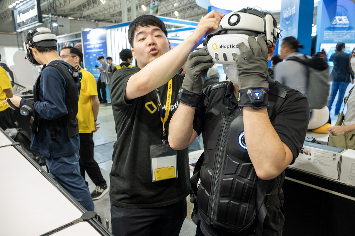 ヘッドマウントディスプレイを装着したら準備完了。1人で着脱するのは大変かもしれないが慣れれば1人でも着脱できるレベルだという