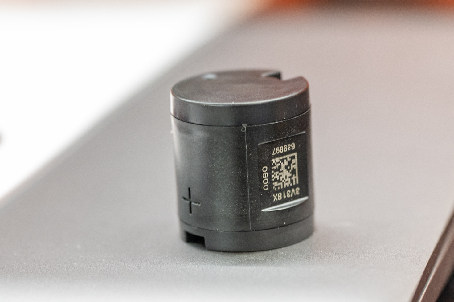 振動素子のサンプル。クッションに採用されているものと同じものとのこと。スピーカーの原理を応用して、ドライバー部にウェイトを加えたような仕組みになっている