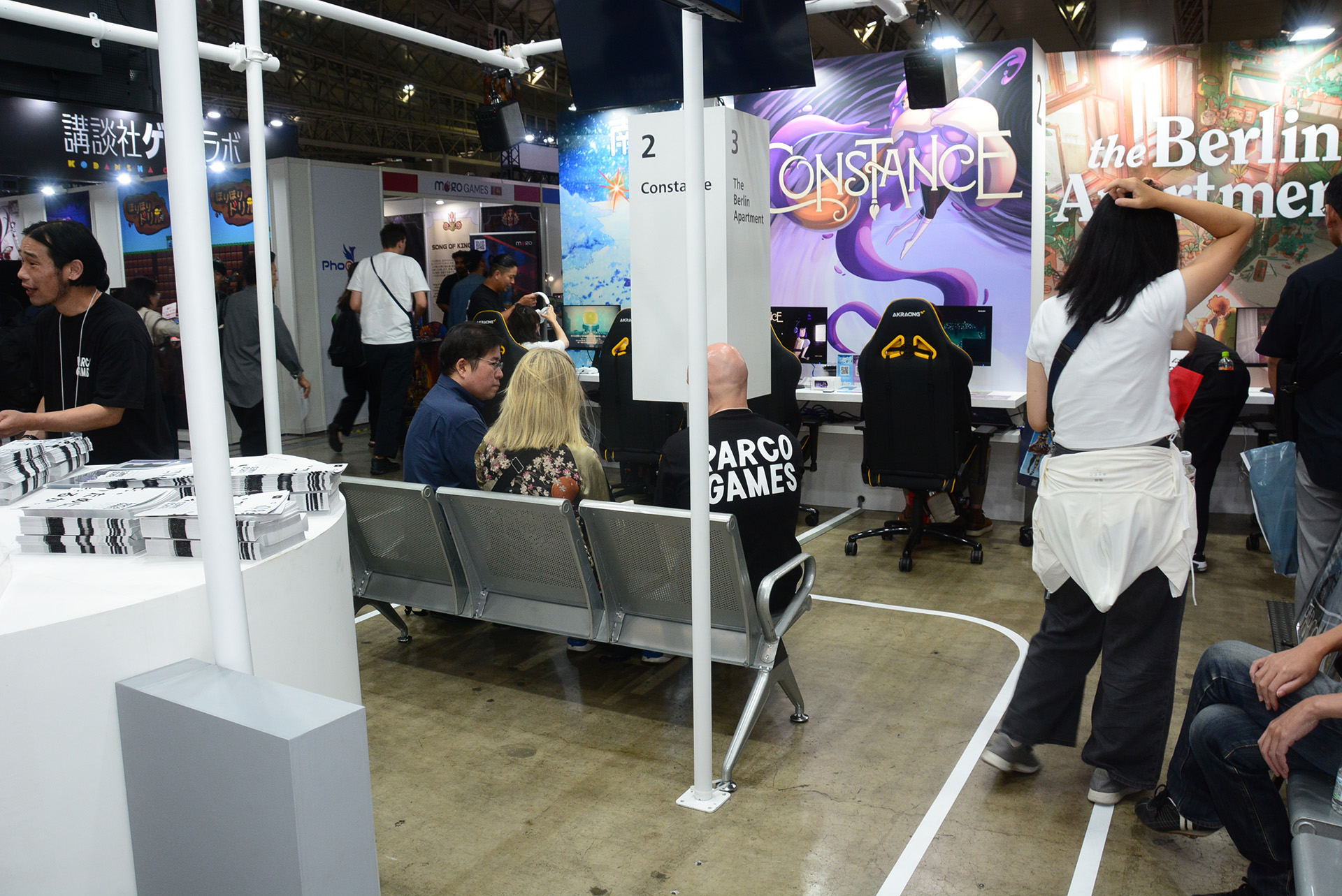 ブースのイメージは「空港」。待合室を経て、ゲーム世界に旅していく