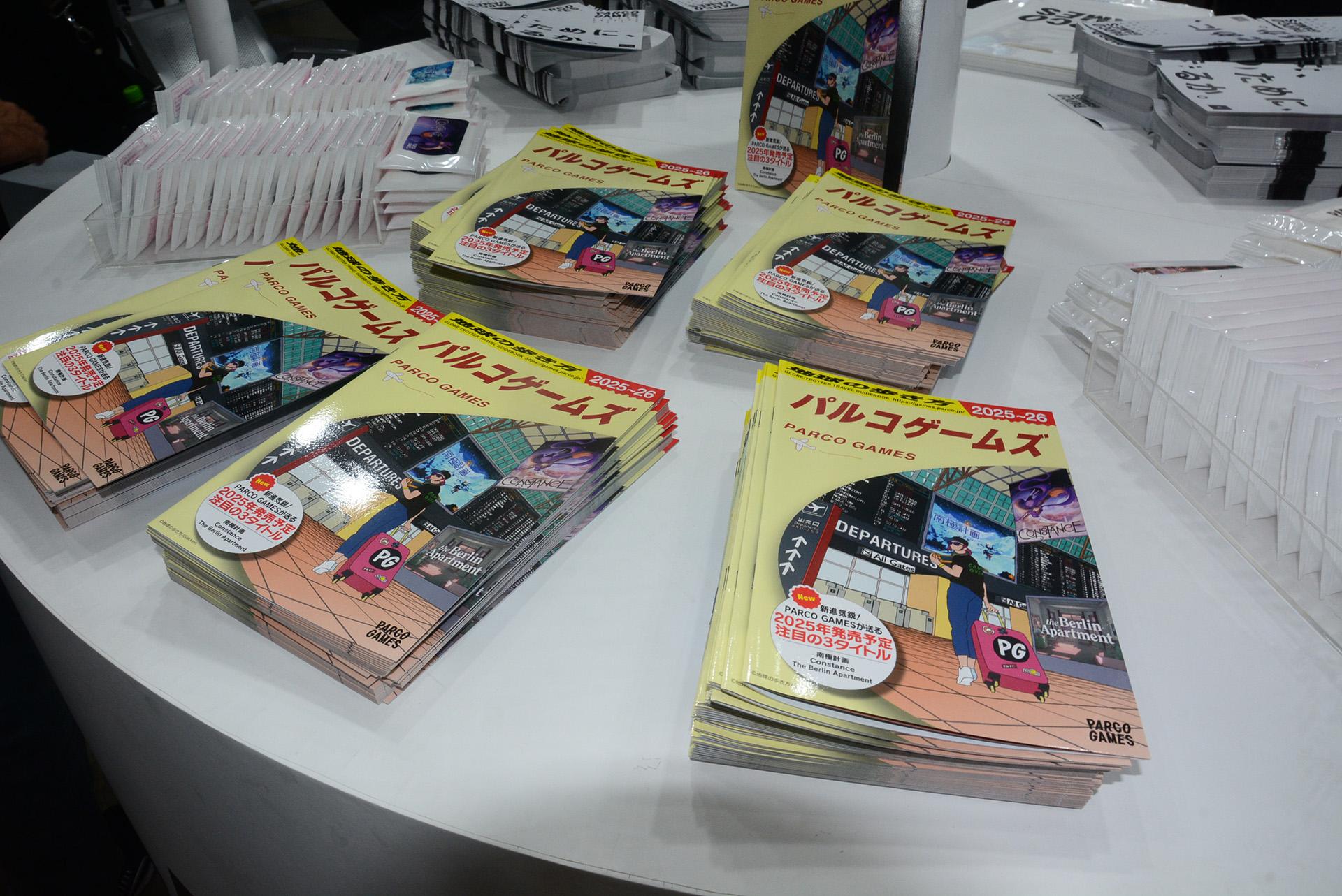 地球の歩き方とコラボしたパンフレットなど、ノベルティも充実