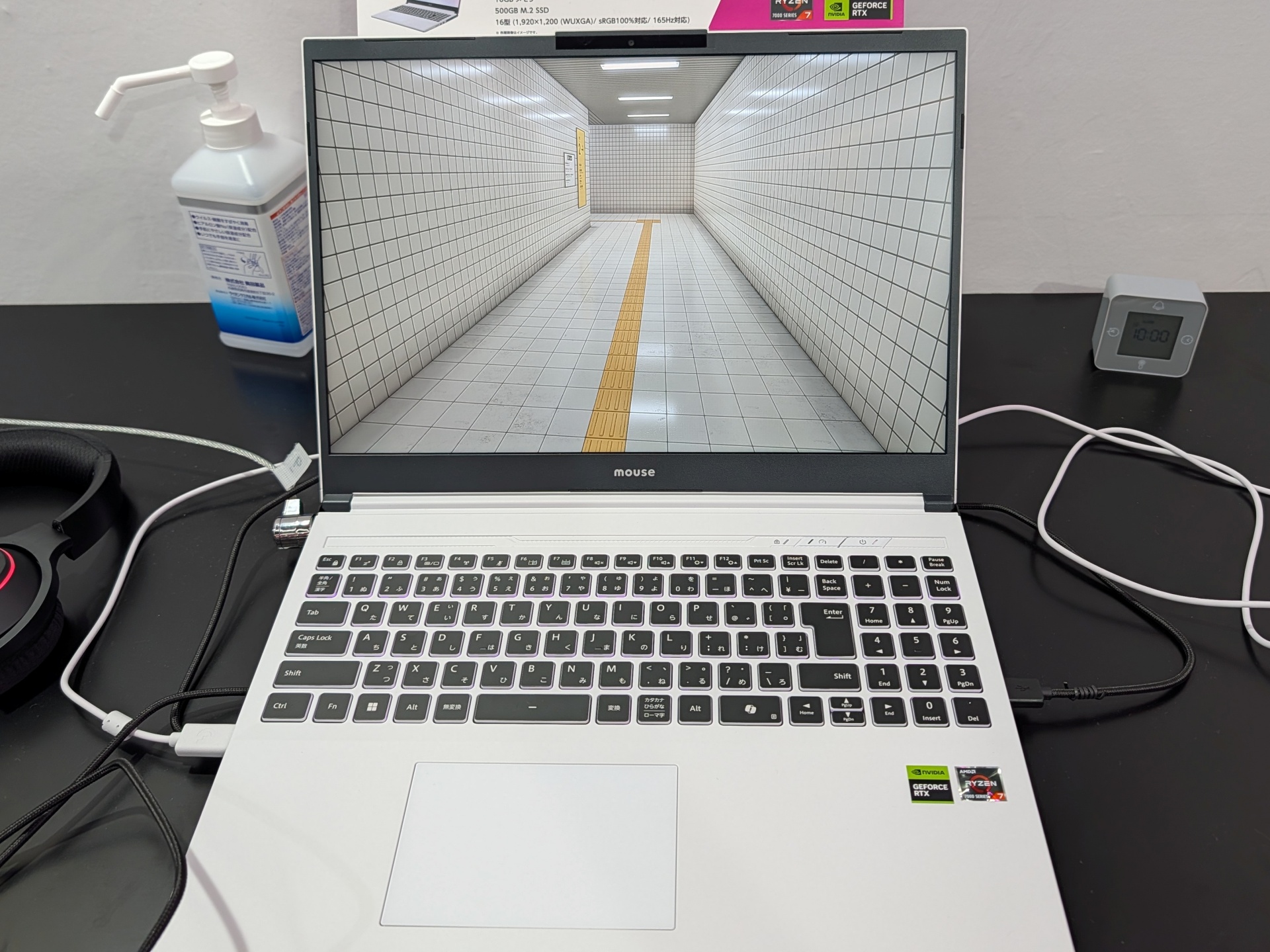 ブースではノートPCの「<a href="https://www.mouse-jp.co.jp/store/g/gngear-j6a7g50wtadcw101dec/?utm_source=gawt&utm_medium=content-text&utm_campaign=2509_tgs_gw_03&utm_content=pr">NEXTGEAR J6-A7G50WT-A（ホワイト）</a>」も展示されている