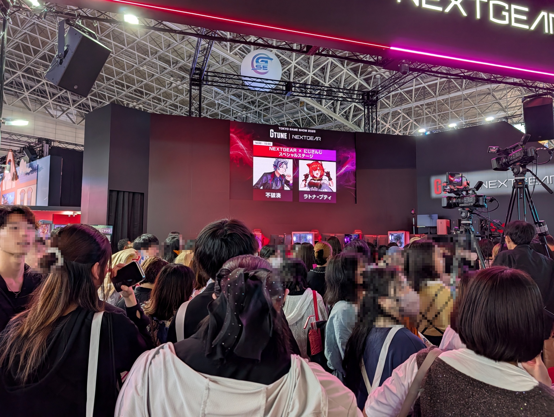 ステージ前は開場前から溢れんばかりの人が集まり、大賑わいの様相を呈していた