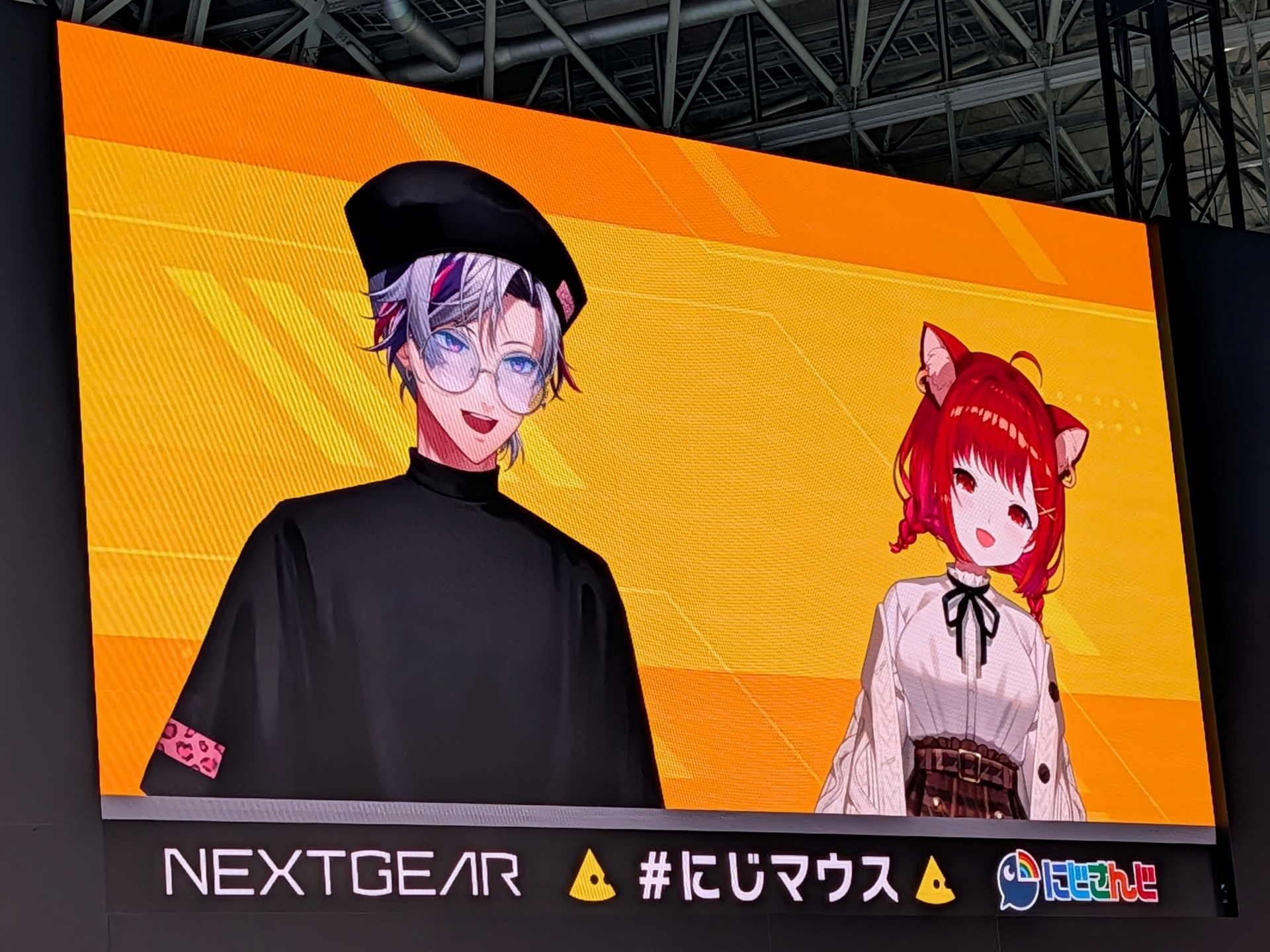 スクリーン上に不破湊さんとラトナ・プティさんが登場！