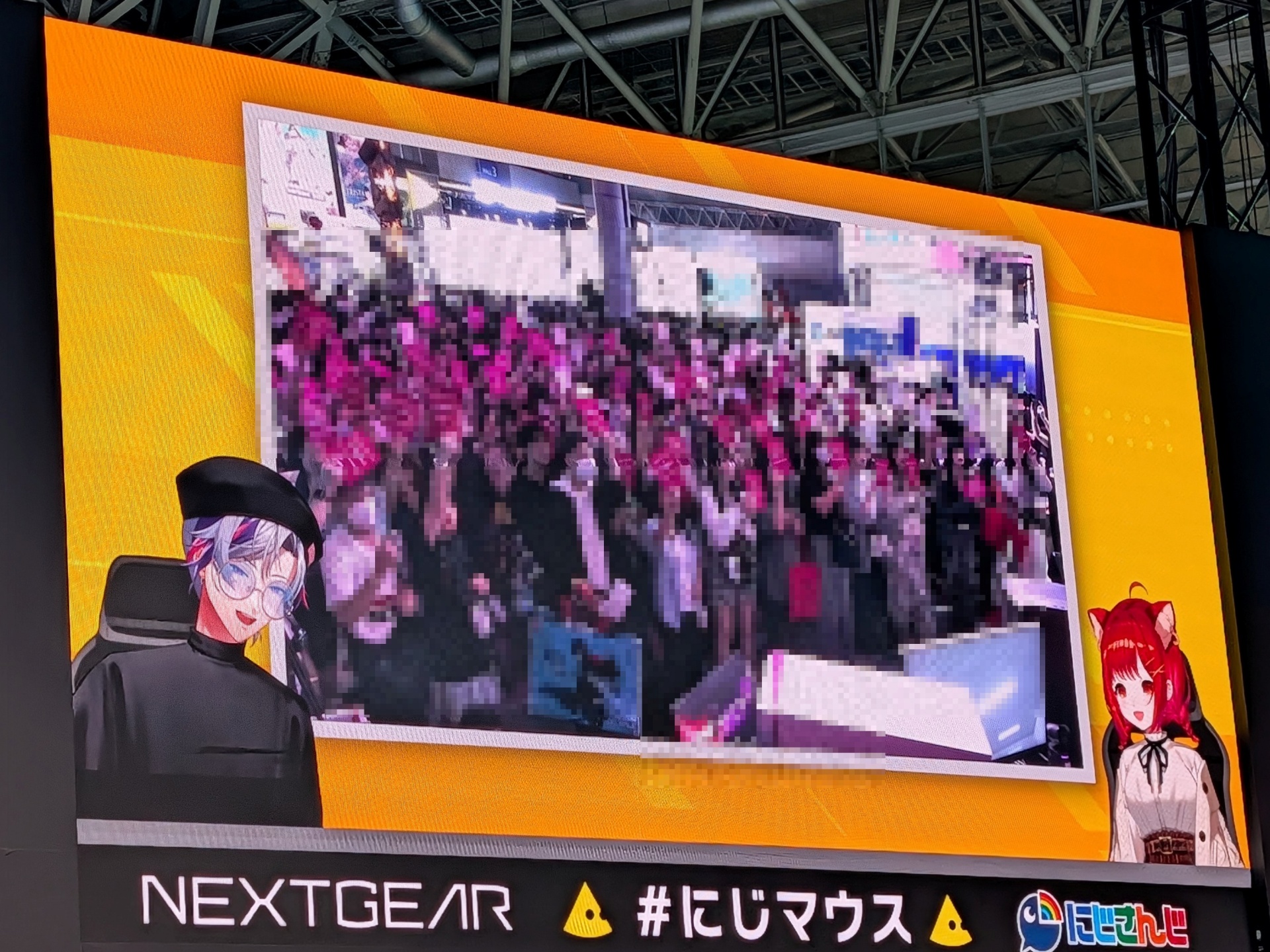 ピンクのカードが多数を占めたので、ラトナ・プティさんは「ライフライン」を使用することとなった