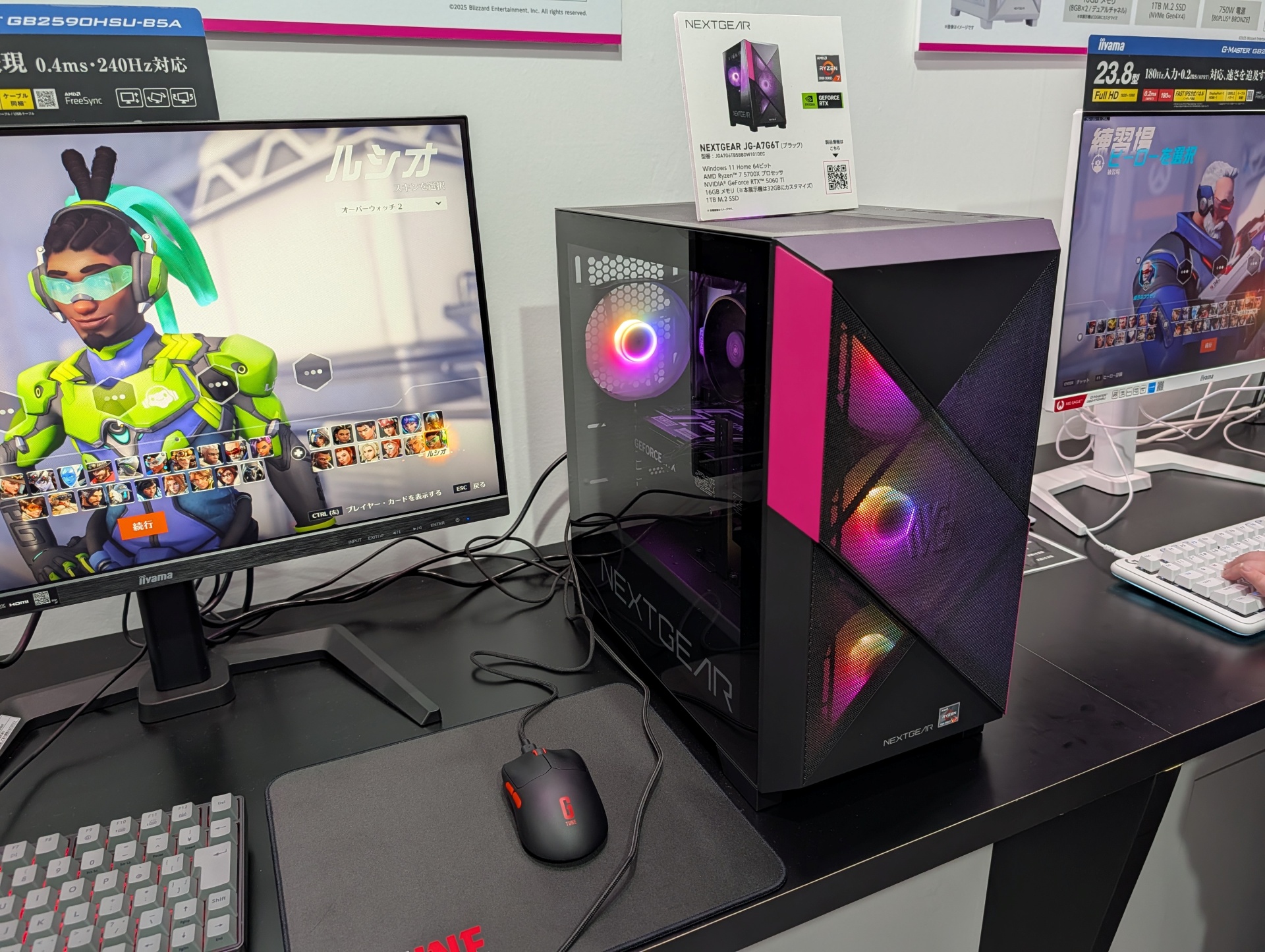 マウスコンピューターブースで試遊に使われている「<a href="https://www.mouse-jp.co.jp/store/g/gngear-jga7g6tb5bbdw101dec/?utm_source=gawt&utm_medium=content-text&utm_campaign=2509_tgs_gw_03&utm_content=pr">NEXTGEAR JG-A7G6T</a>」