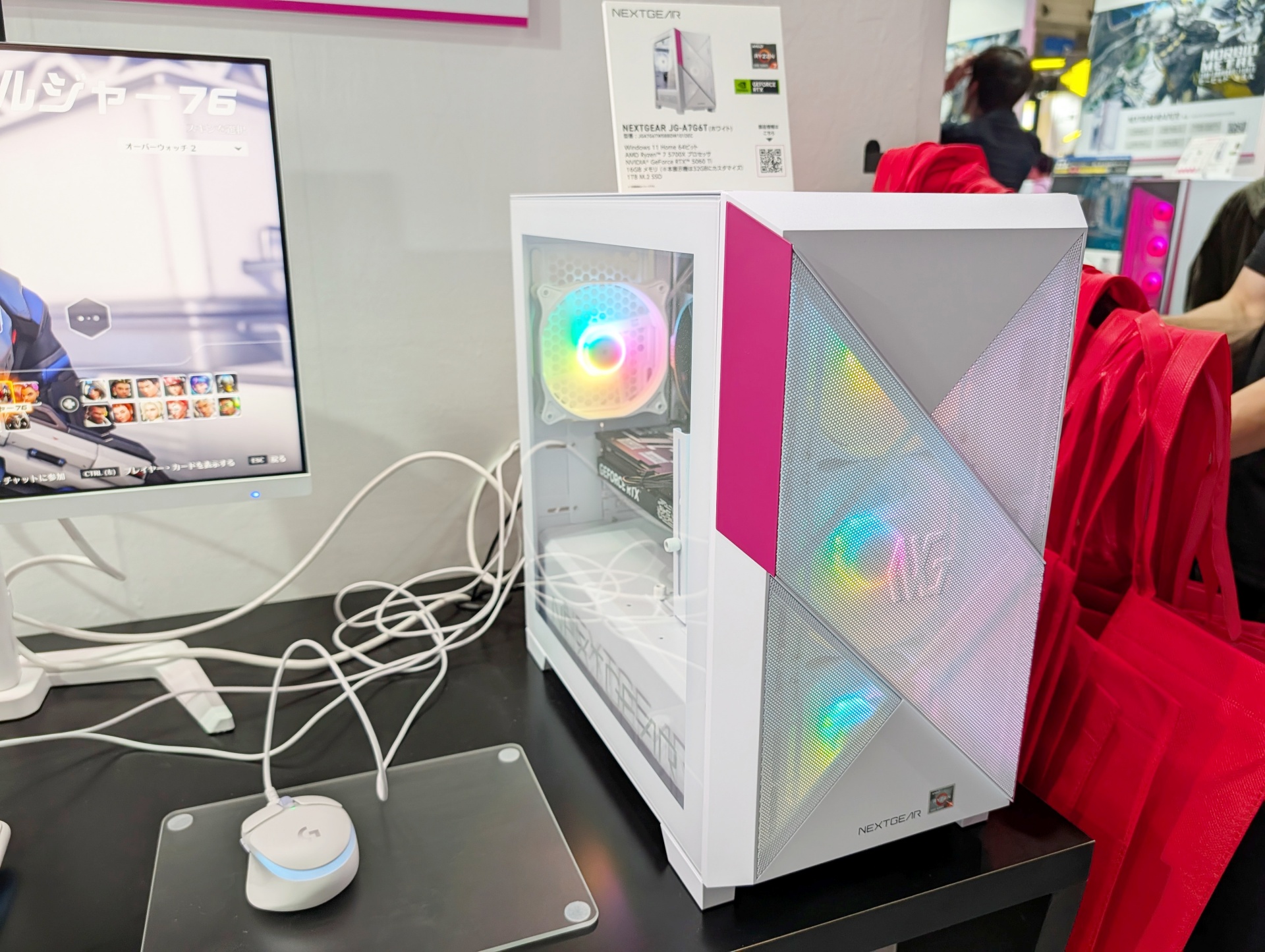 ホワイトモデルの「<a href="https://www.mouse-jp.co.jp/store/g/gngear-jga7g6tw5bbdw101dec/?utm_source=gawt&utm_medium=content-text&utm_campaign=2509_tgs_gw_03&utm_content=pr">NEXTGEAR JG-A7G6T（ホワイト）</a>」も並べられているので、デザインや大きさ、実際の色合いなどをチェックできるのもうれしい