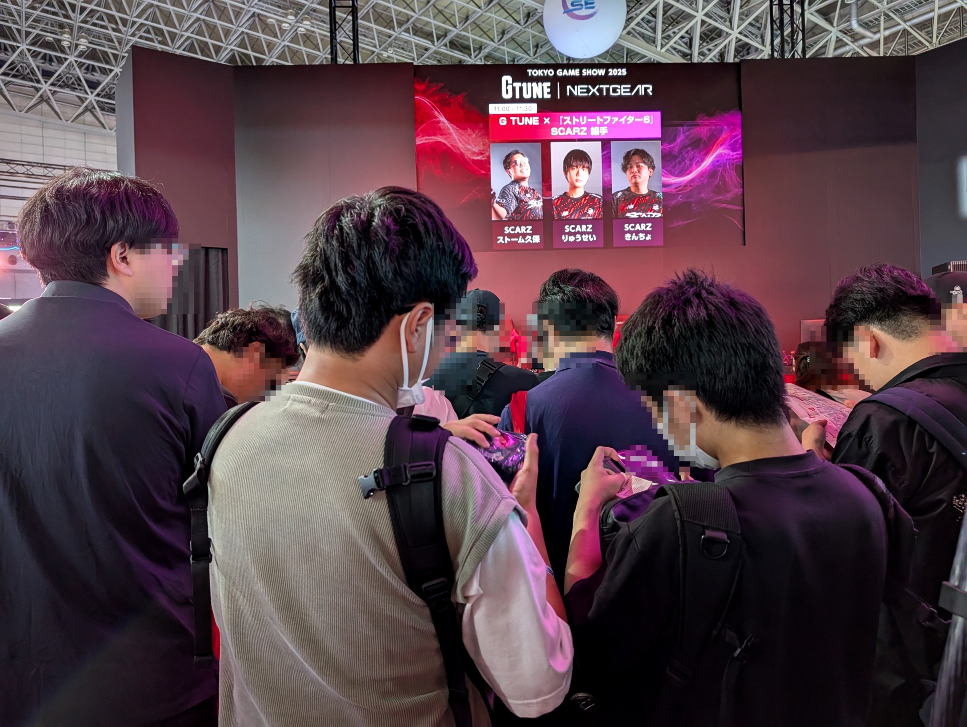 3人の人気選手が登壇するとあってか、ステージ前にはもりもりと来場者たちが訪れていた