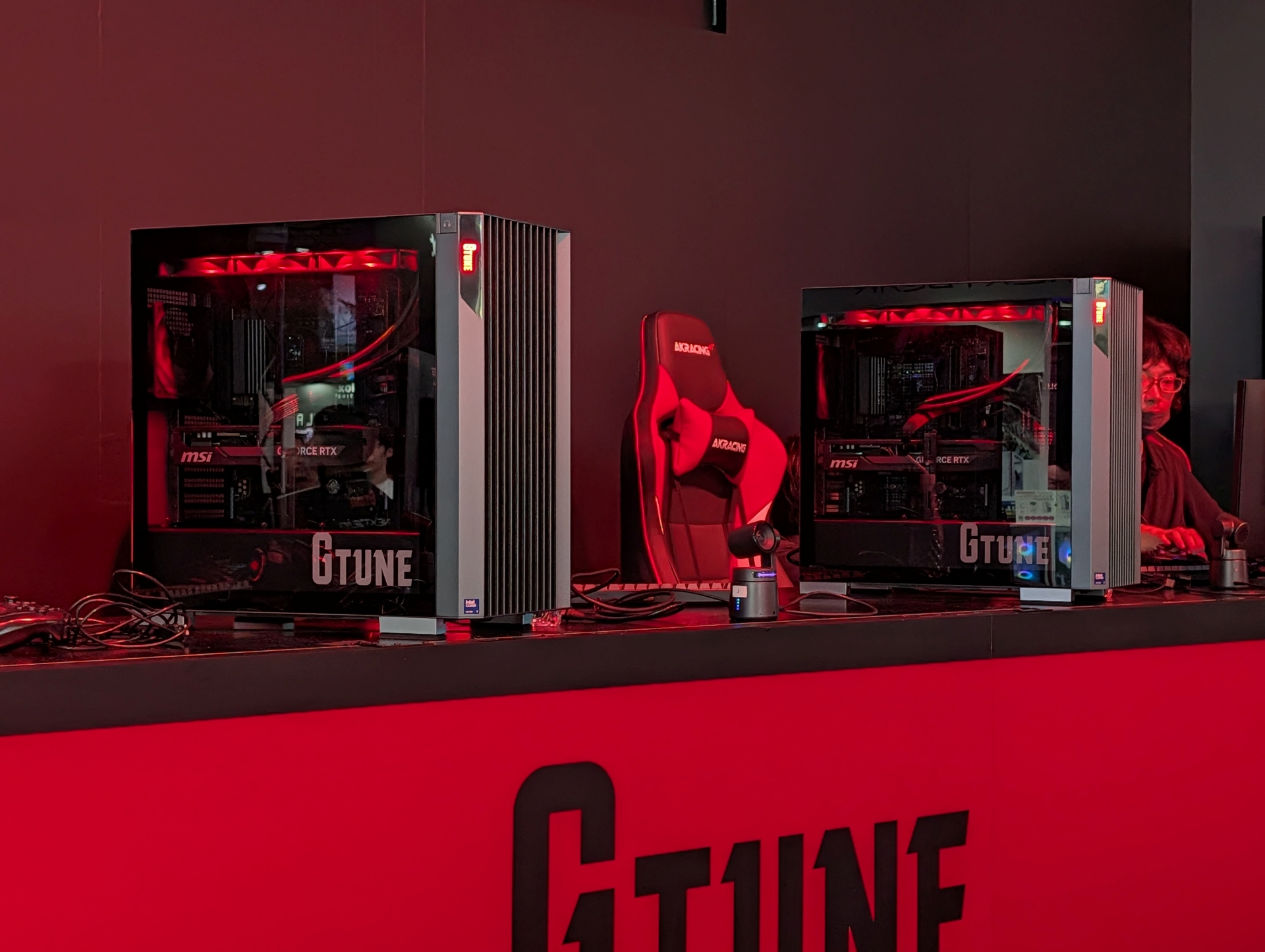 ステージ開始前の写真で改めて「<a href="https://www.mouse-jp.co.jp/store/g/ggtune-fzi7g80g8bfdw101dec/?utm_source=gawt&utm_medium=content-text&utm_campaign=2509_tgs_gw_04&utm_content=pr">G TUNE FZ-I7G80</a>」を確認。赤と黒のカラーリングが、ちょうどSCARZのチームブランドカラーとも合致している