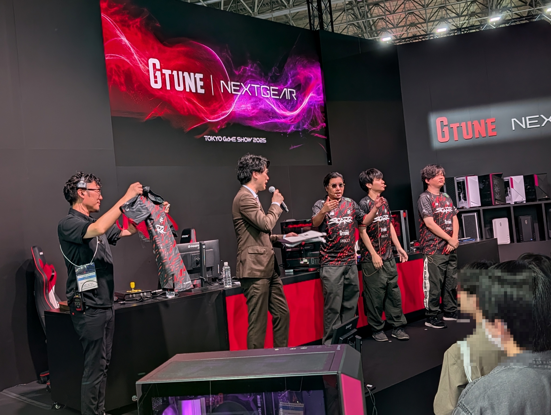 今回の組手では1枚もユニフォームのプレゼントが出せなかったということで、配信終了後に来場者限定で急遽ジャンケン大会を実施。勝利した1人のファンに3人のサインが入ったユニフォームがプレゼントされた