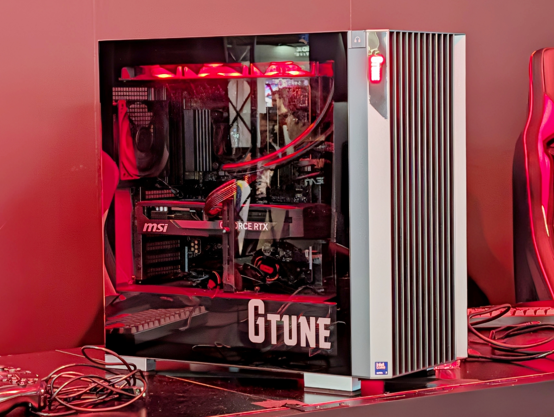 実際にステージ上に設置されて今回の組手で使用したフルタワーのハイエンドゲーミングデスクトップ「<a href="https://www.mouse-jp.co.jp/store/g/ggtune-fzi7g80g8bfdw101dec/?utm_source=gawt&utm_medium=content-text&utm_campaign=2509_tgs_gw_04&utm_content=pr">G TUNE FZ-I7G80</a>」