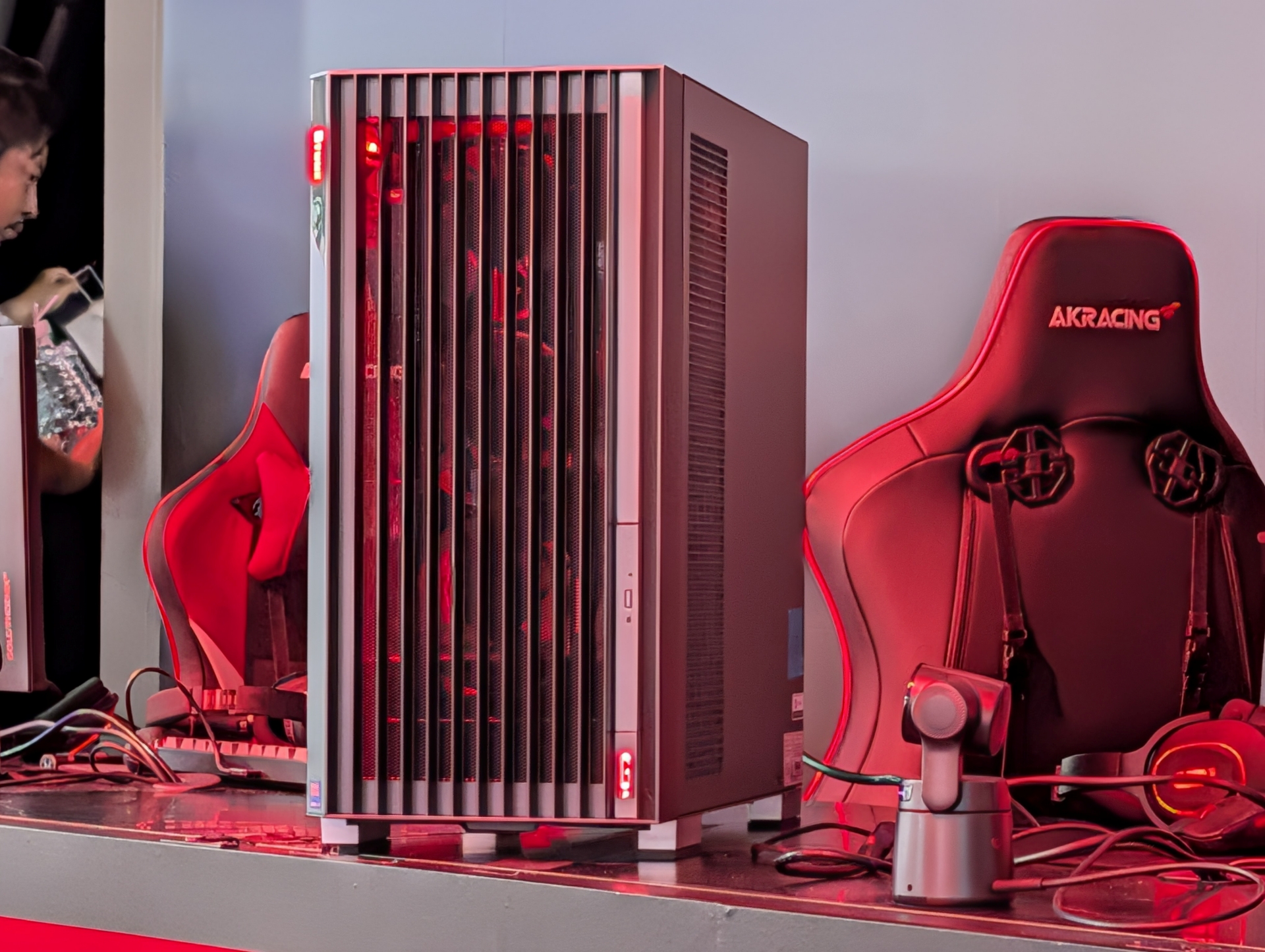 赤と黒を基調としたデザインはかなりクールで男女問わず魅力を感じる人は多いだろう